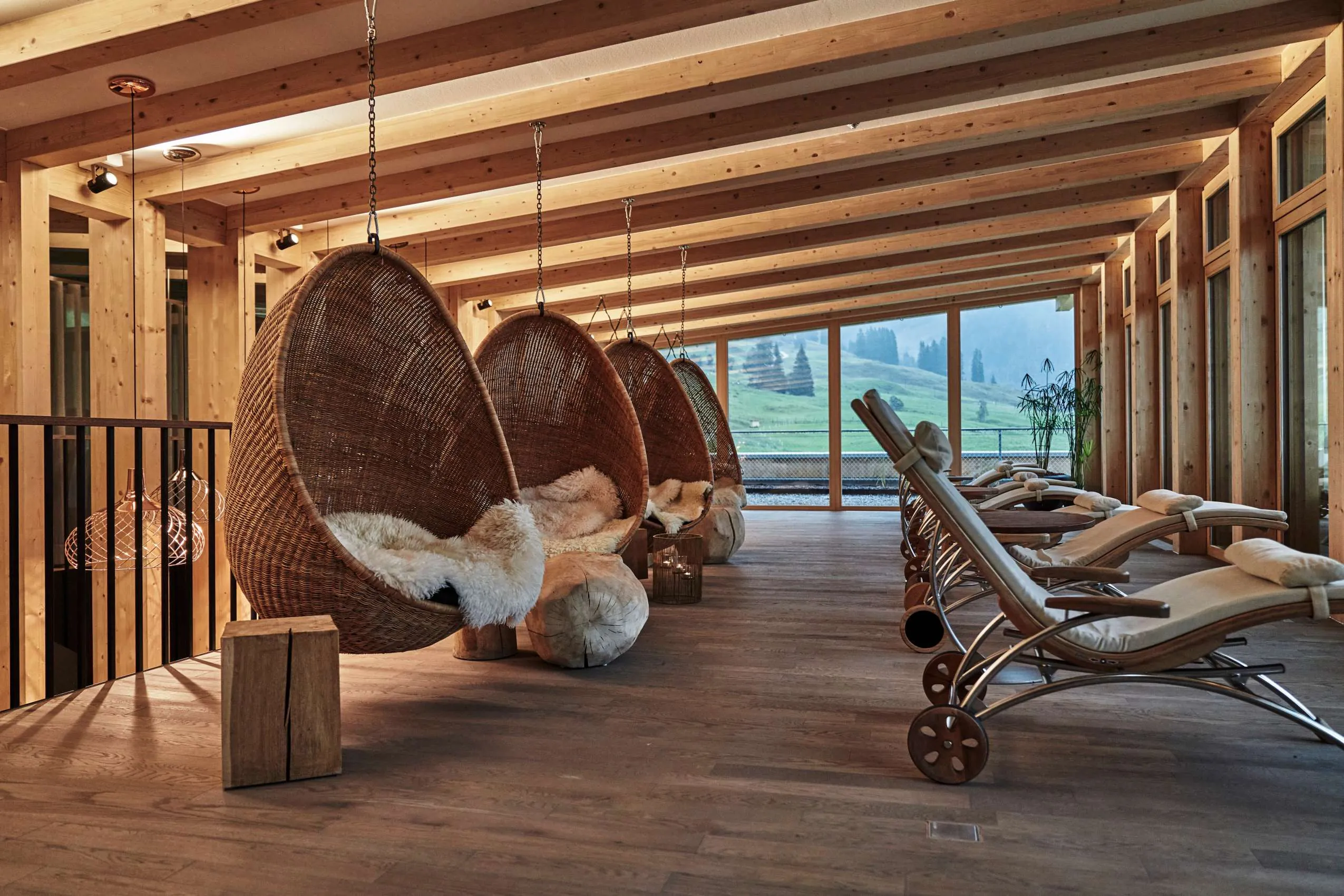 Spa-Bereich mit bequemen Liegen und Hanging Eggs im Hubertus Mountain Refugio Allgäu