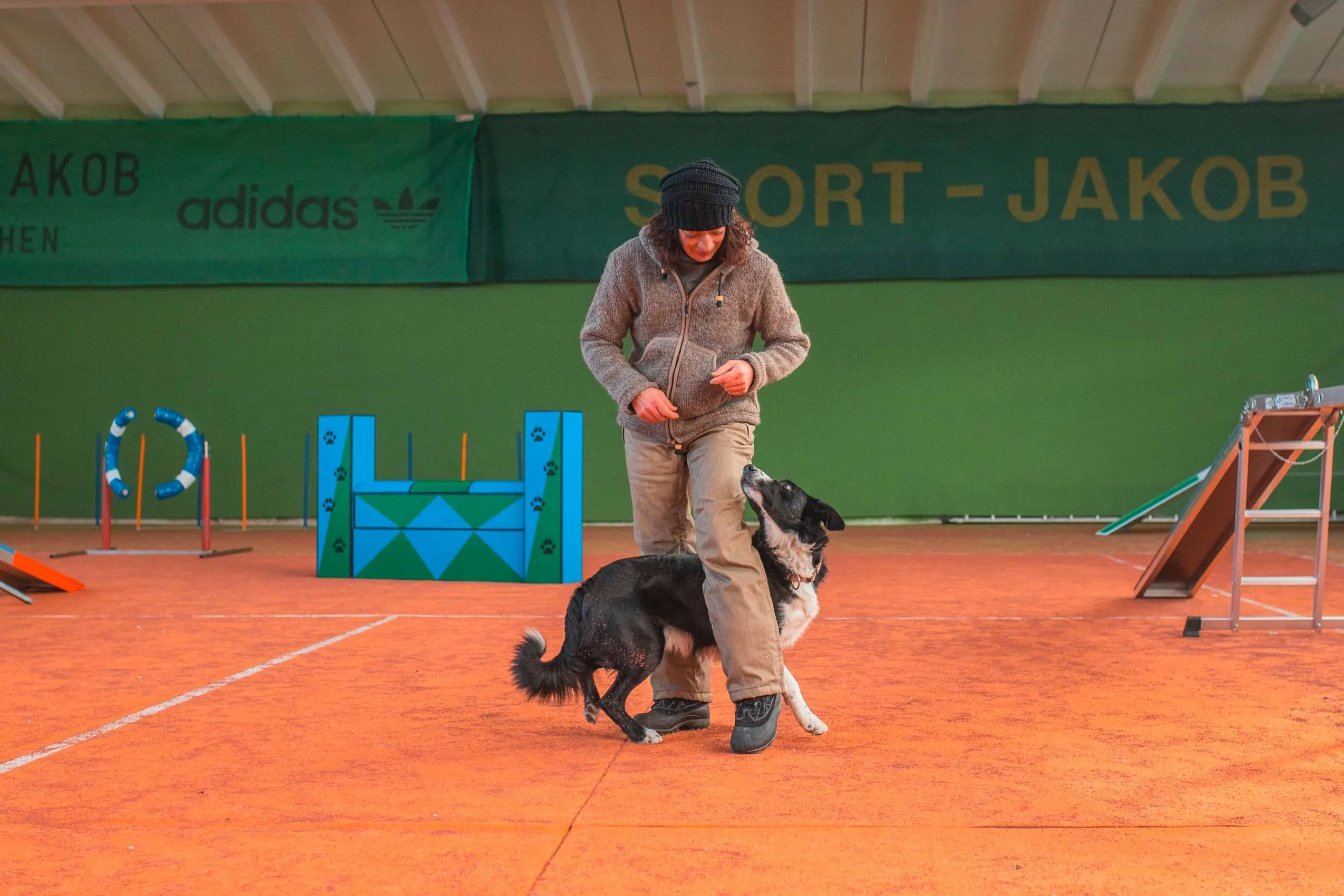 Frau trainiert mit Hund in der Hundehalle des Landhotel Haus Waldeck