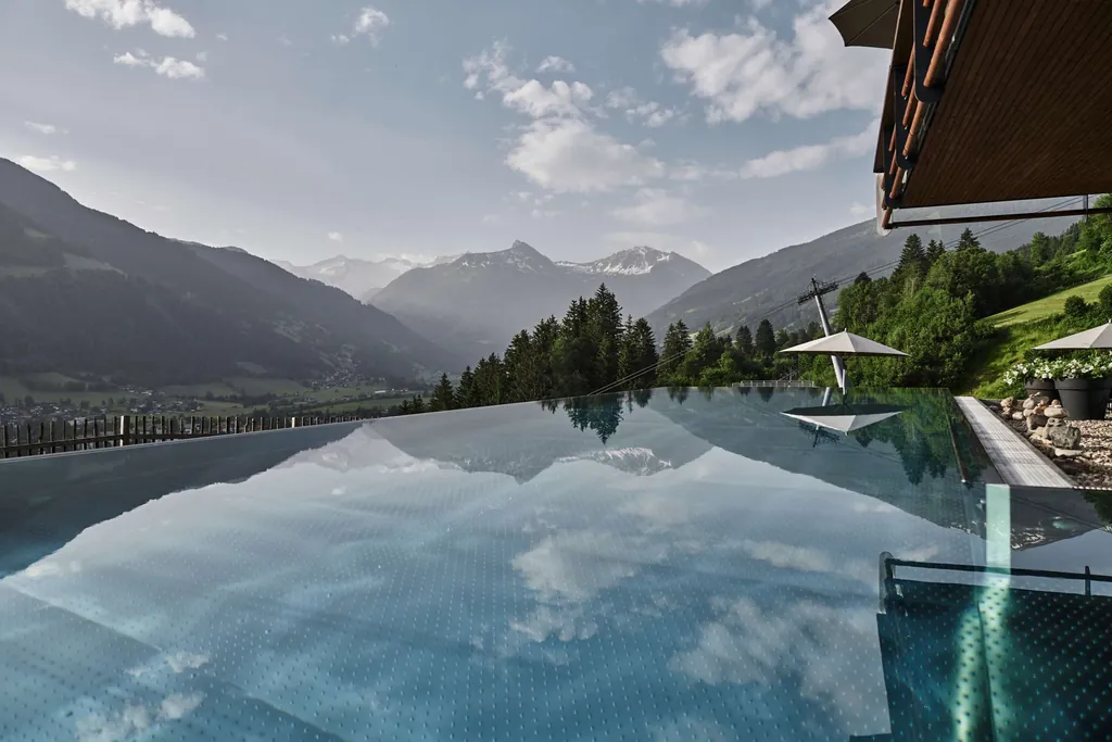 15 Meter langer Infinity-Pool im Wellnesshotel Das.Goldberg