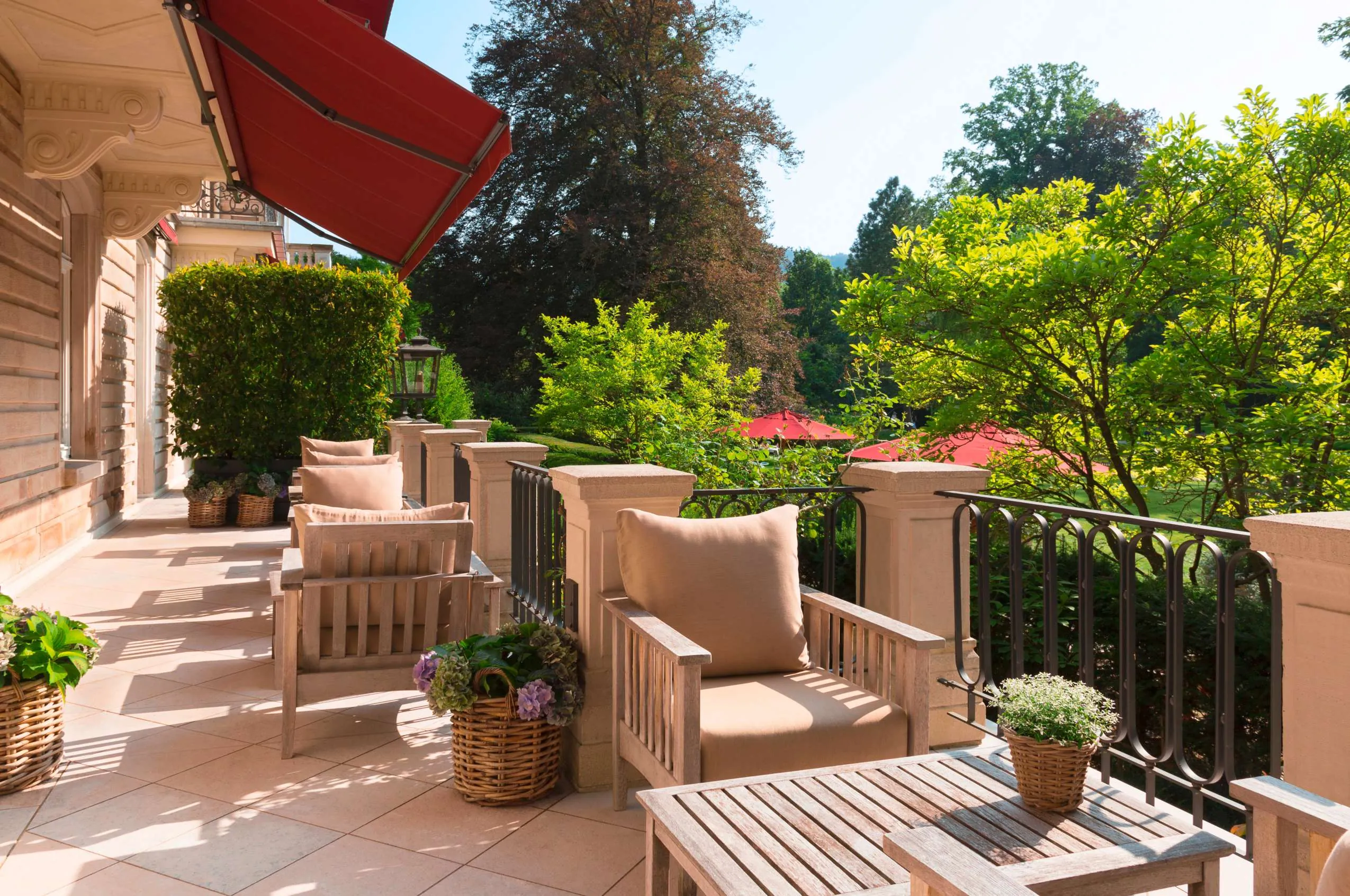 Sonnenterrasse mit St&uuml;hle, Tischen und Pflanzen im Brenners Park Hotel
