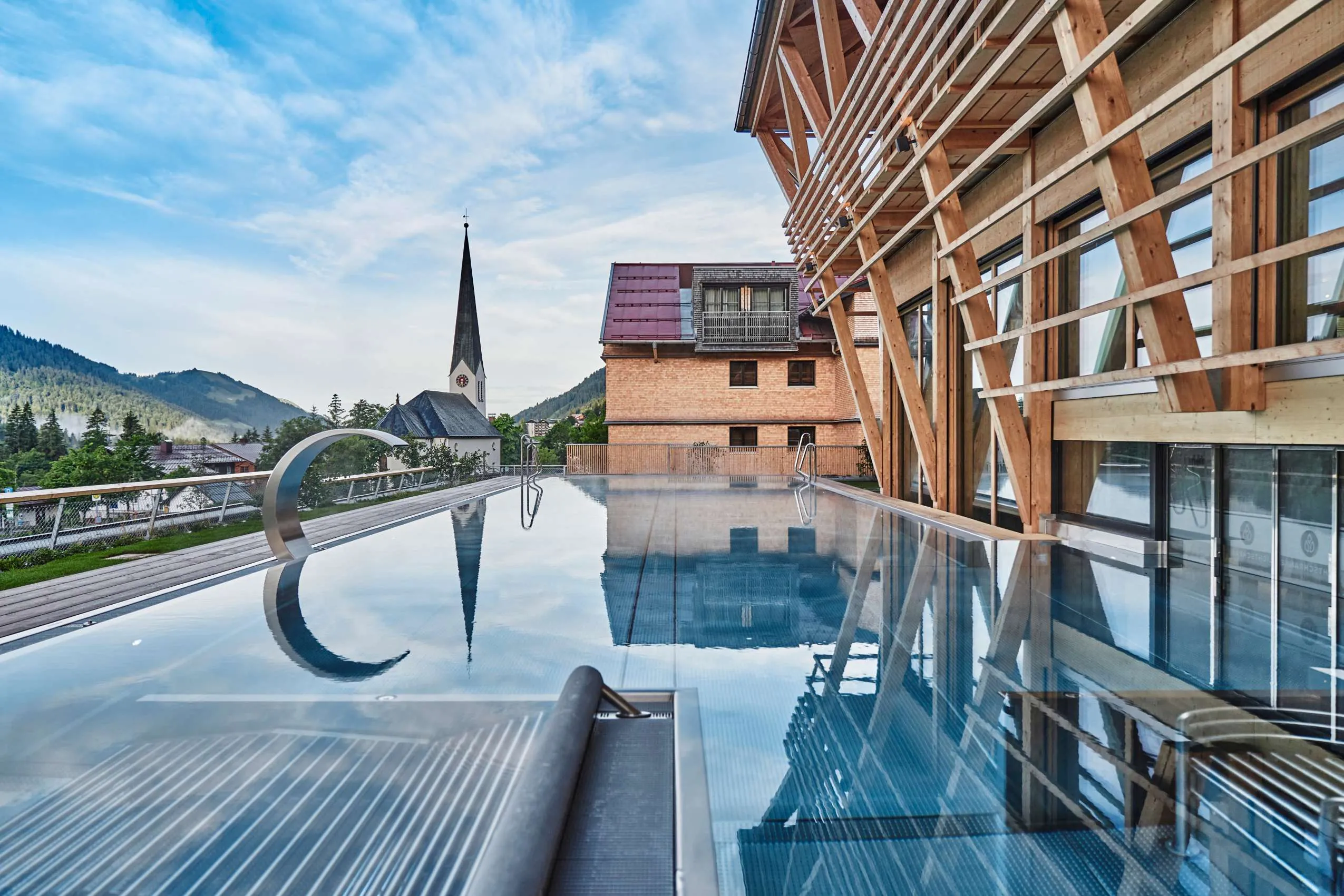 Ausblick vom Infinity-Pool im Wellnesshotel Hubertus Mountain Refugio Allg&auml;u