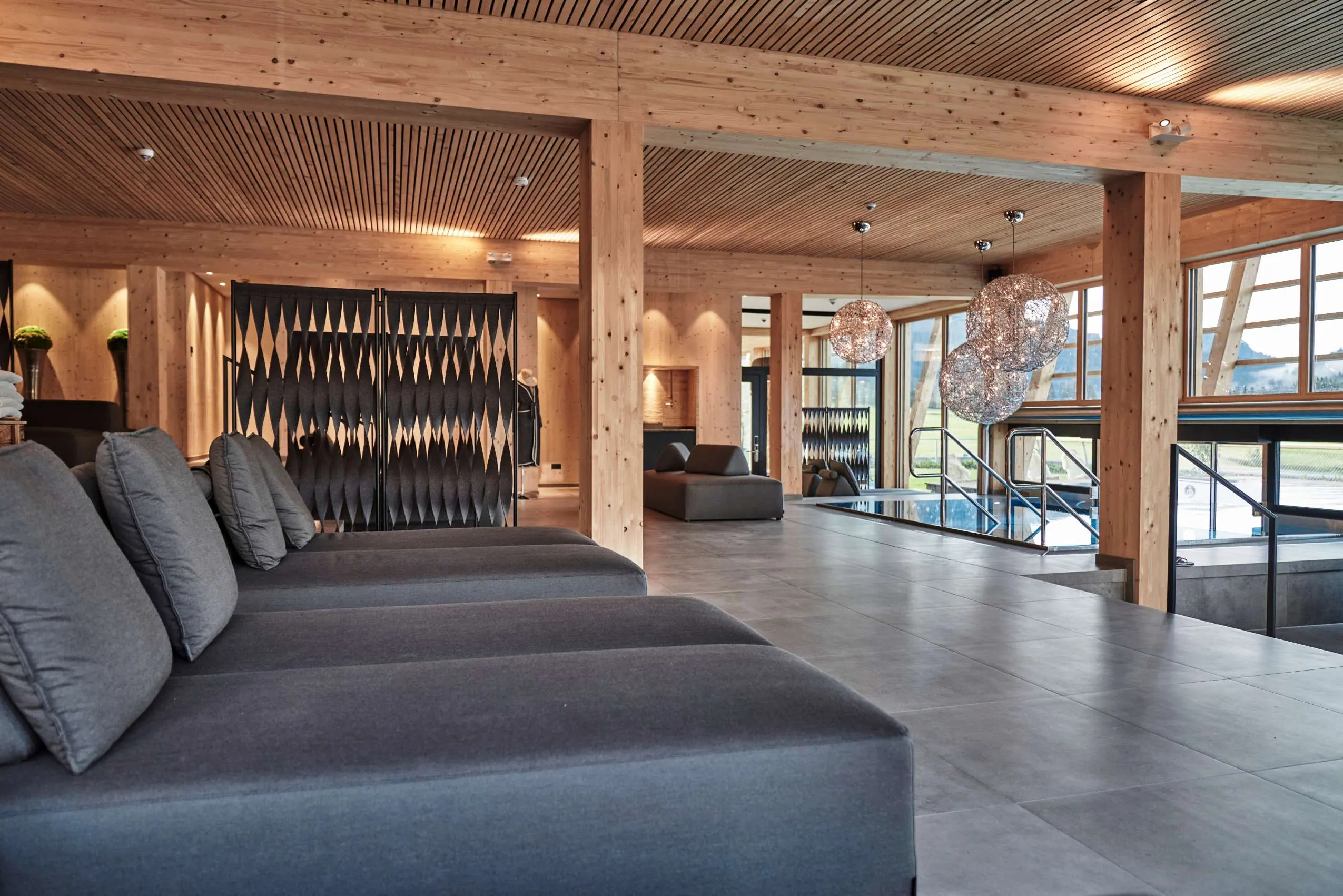 Blick in den modernen Wellnessbereich im Hubertus Mountain Refugio Allg&auml;u