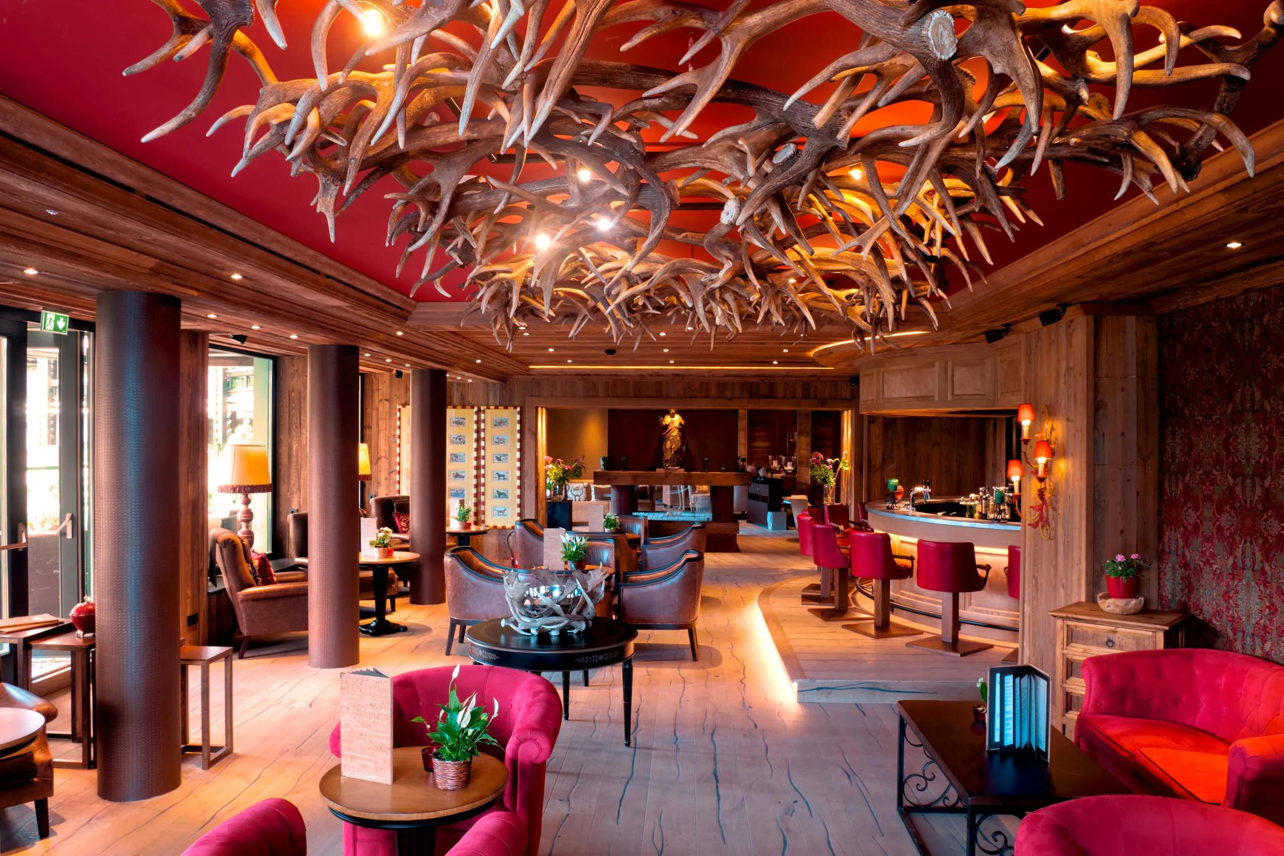 Moderne Bar mit Hirschgeweihen an der Decke des Wellnesshotels ASTORIA Resorts & Spa