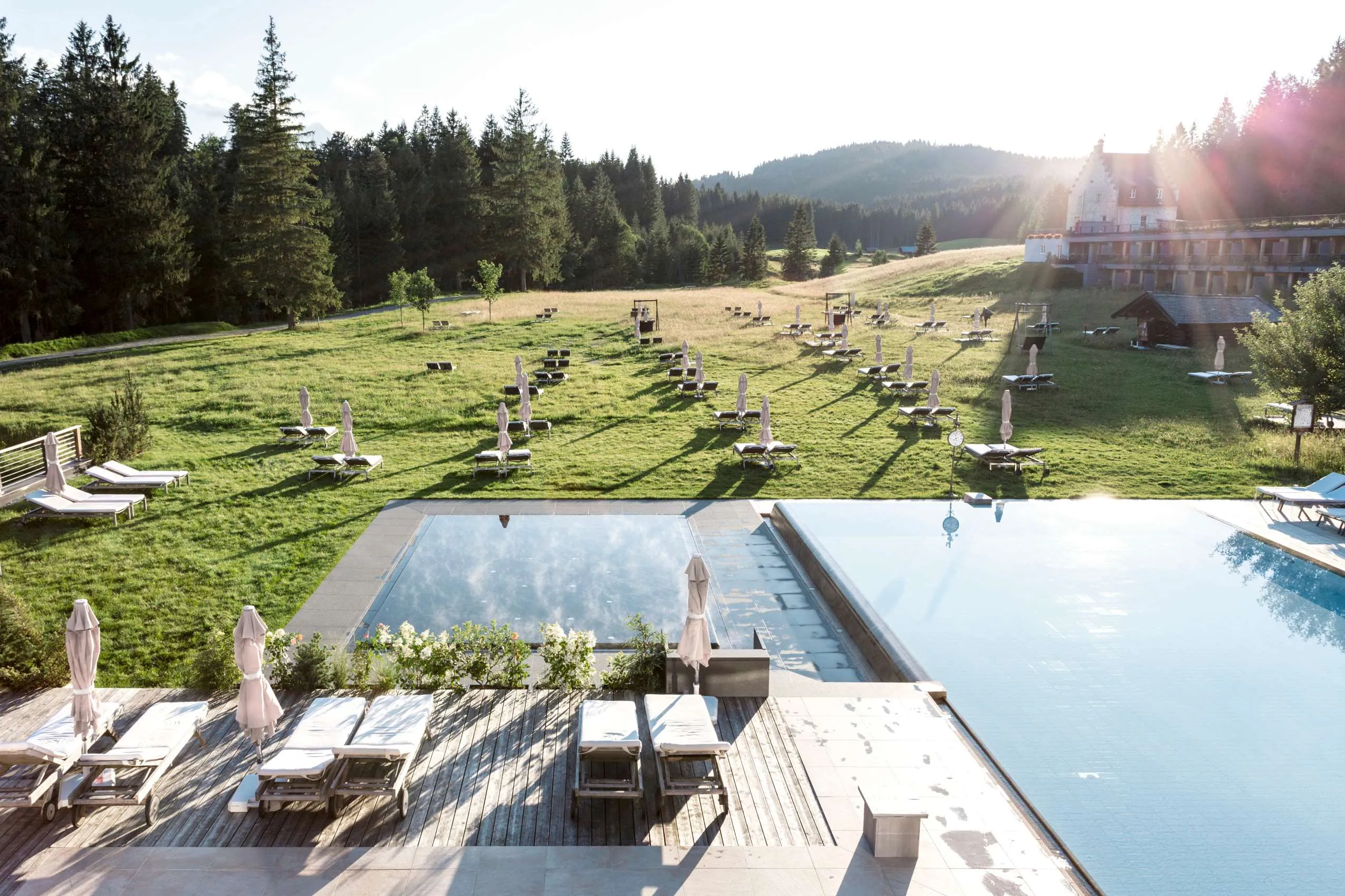 Terasse mit Outdoorpool und Garten im Wellnesshotel Das Kranzbach