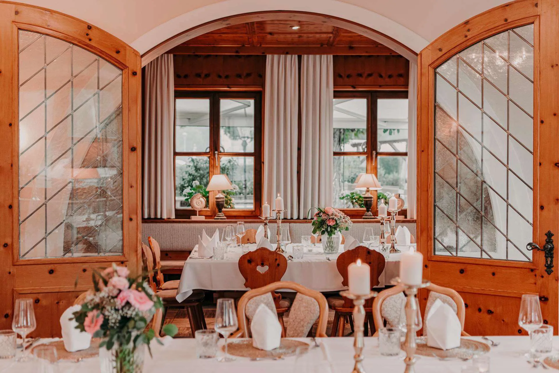 Spei&szlig;esaal mit gedeckten Tischen im Wellnesshotel der Eisvogel