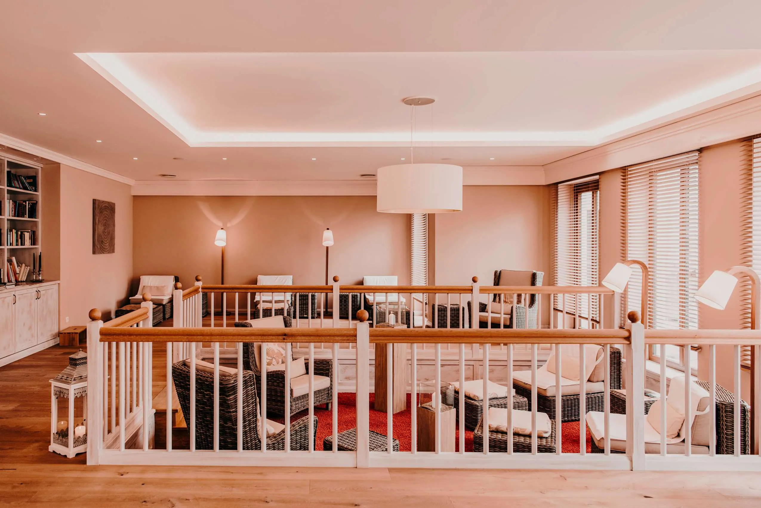 Zimmer mit gem&uuml;tlichen Sesseln im Wellnesshotel Der Eisvogel