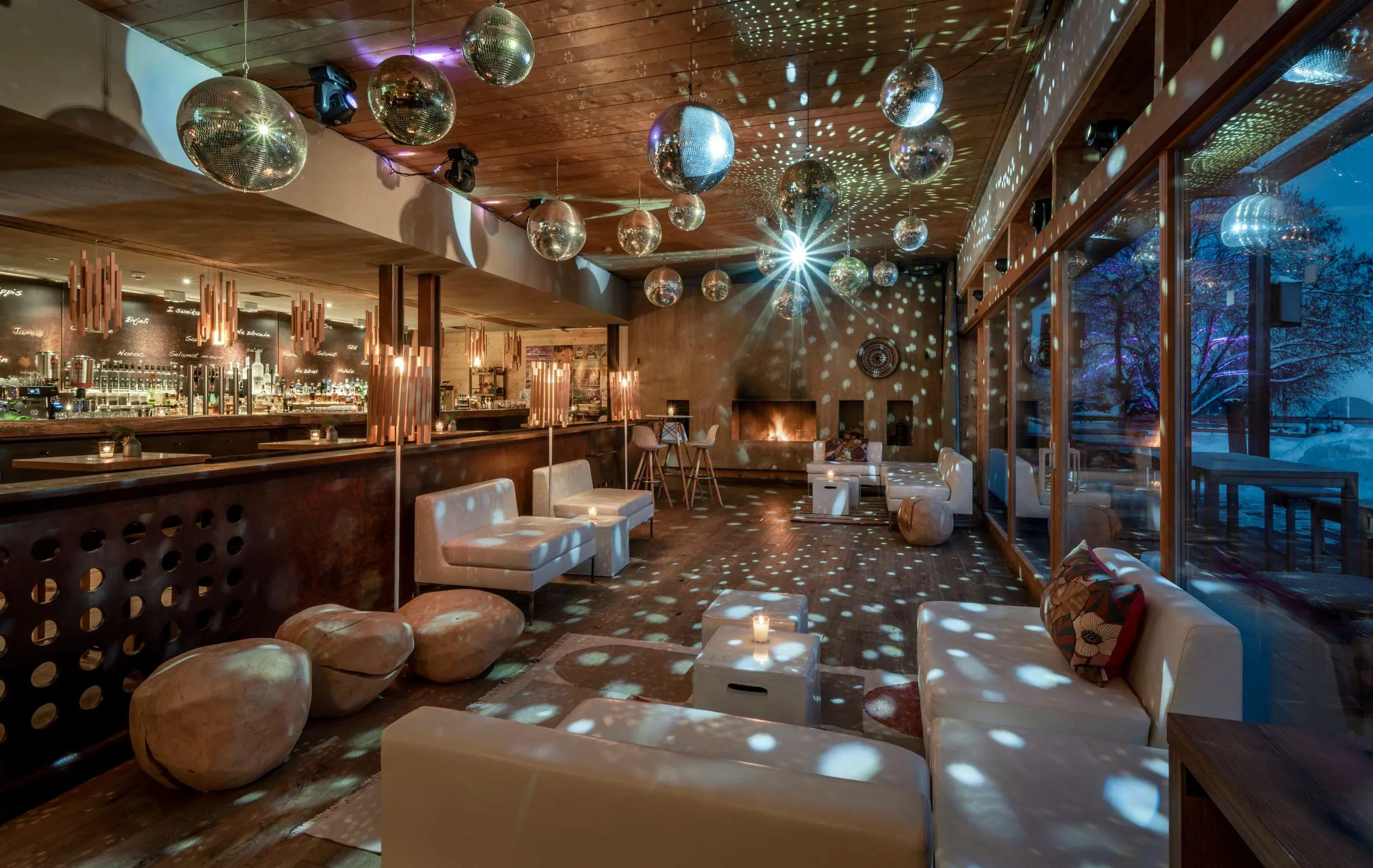 Bar mit Discolicht im Rooftophotel FORSTHOFALM