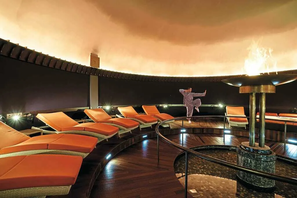 Wellnessbereich mit bequemen Liegen im Halbrund im Posthotel Achenkirch