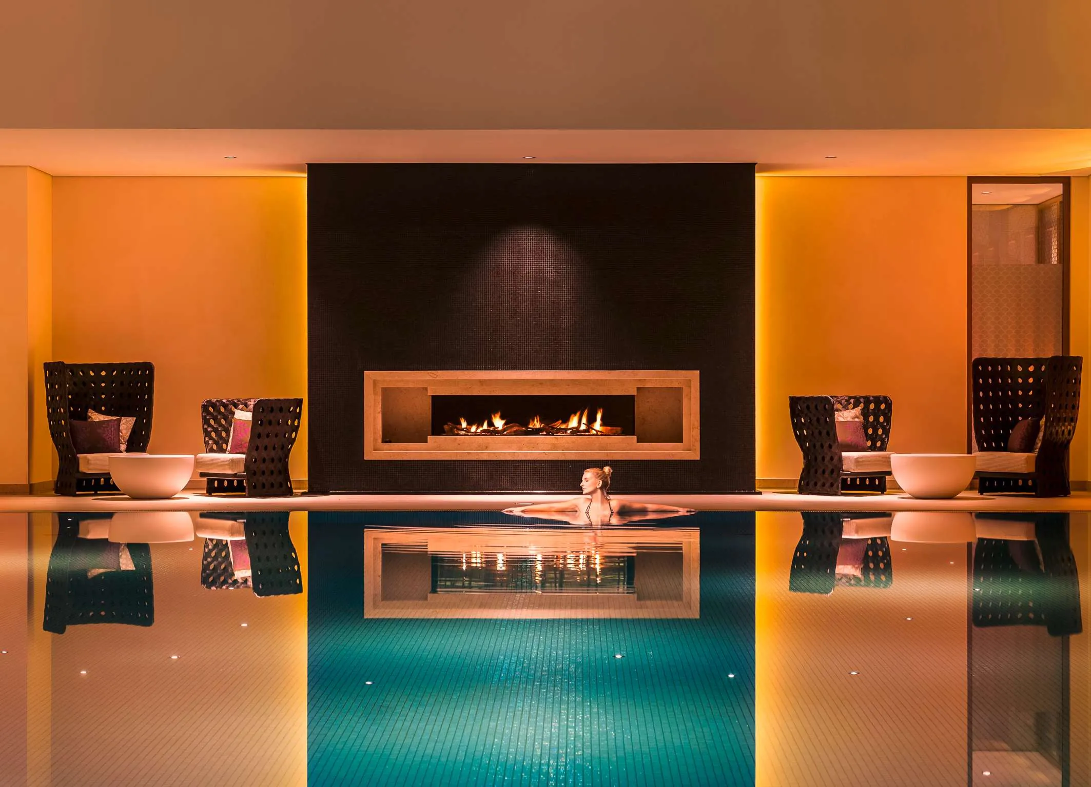 Frau im Poll des Wellnesshotels Severins Resort & Spa