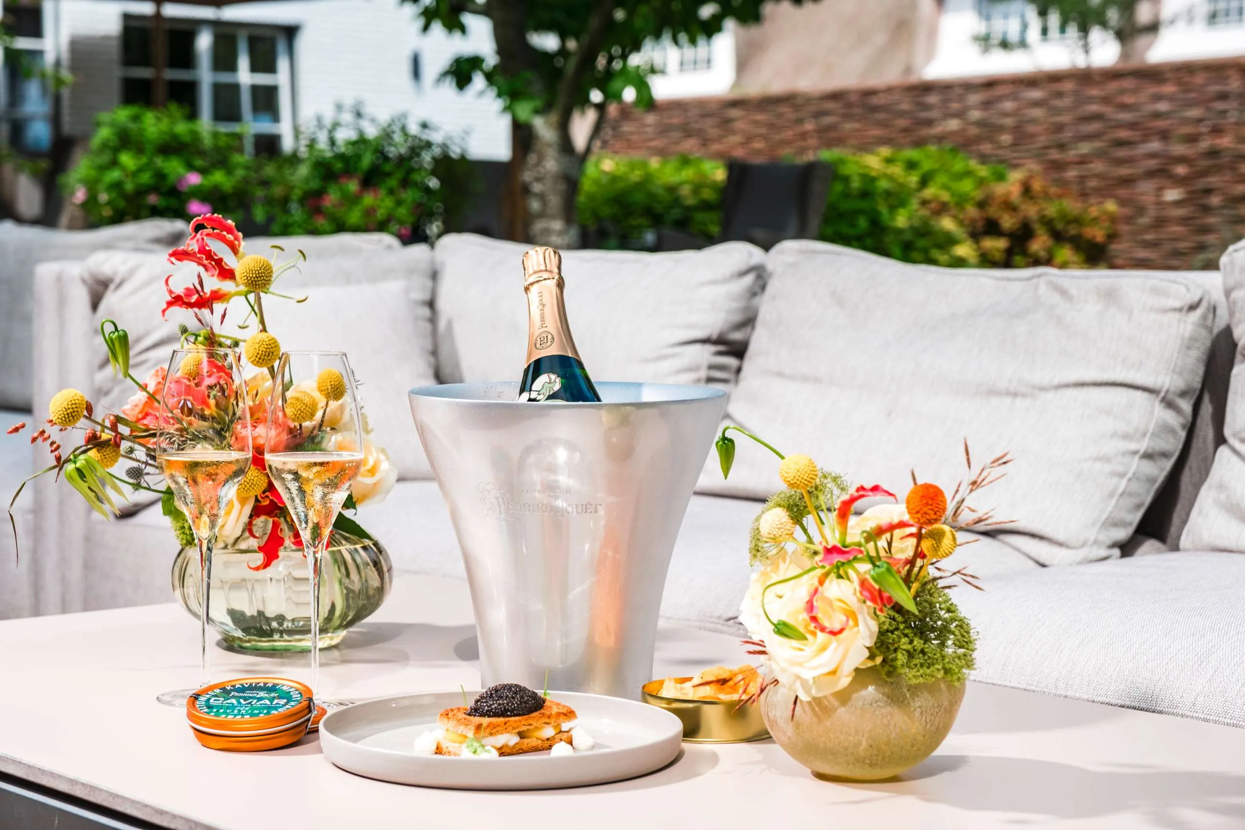 Champanger mir Essen und Blumen auf einem Tisch im Wellnesshotel Severins Resort & Spa