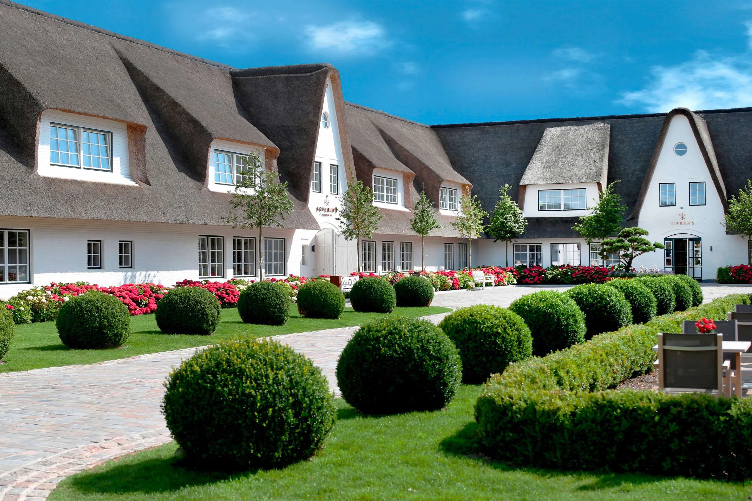 Hotelzufahrt und Au&szlig;enansicht des Wellnesshotels Severins Resort & Spa