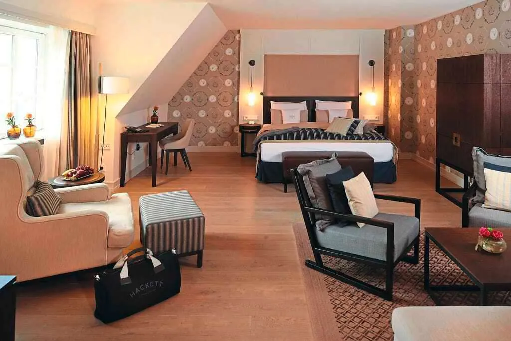 Modernes Zimmer mit Doppelbett im Wellnesshotel Severin`s Resort & Spa