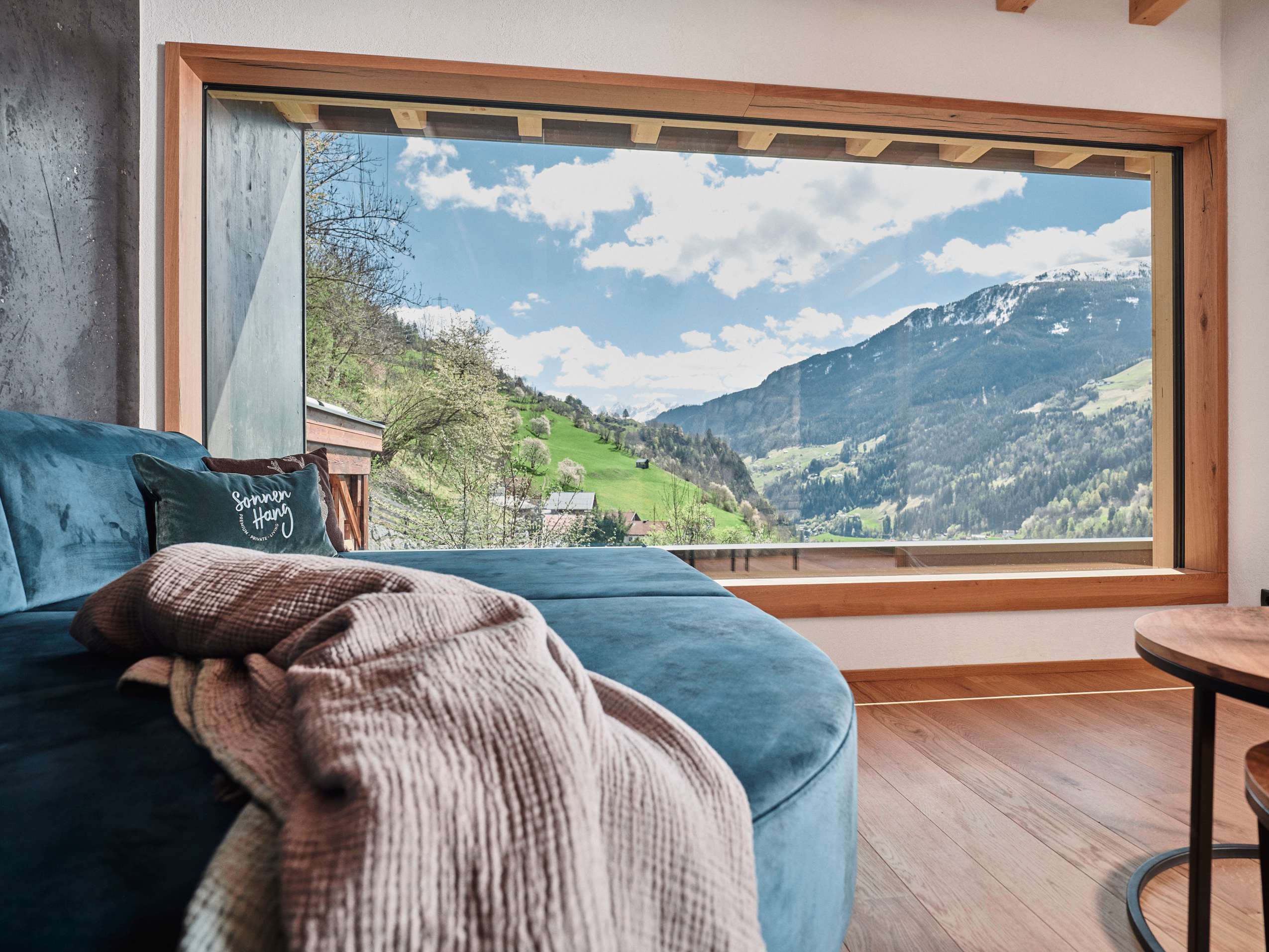 Couch mit Decke und Ausblick in die Bergwelt_Sonnenhang