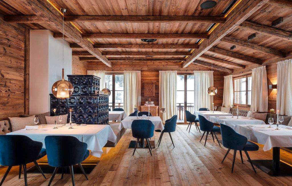 Restaurant mit gedeckten Tischen im Chalet Severins The Alpine Retreat