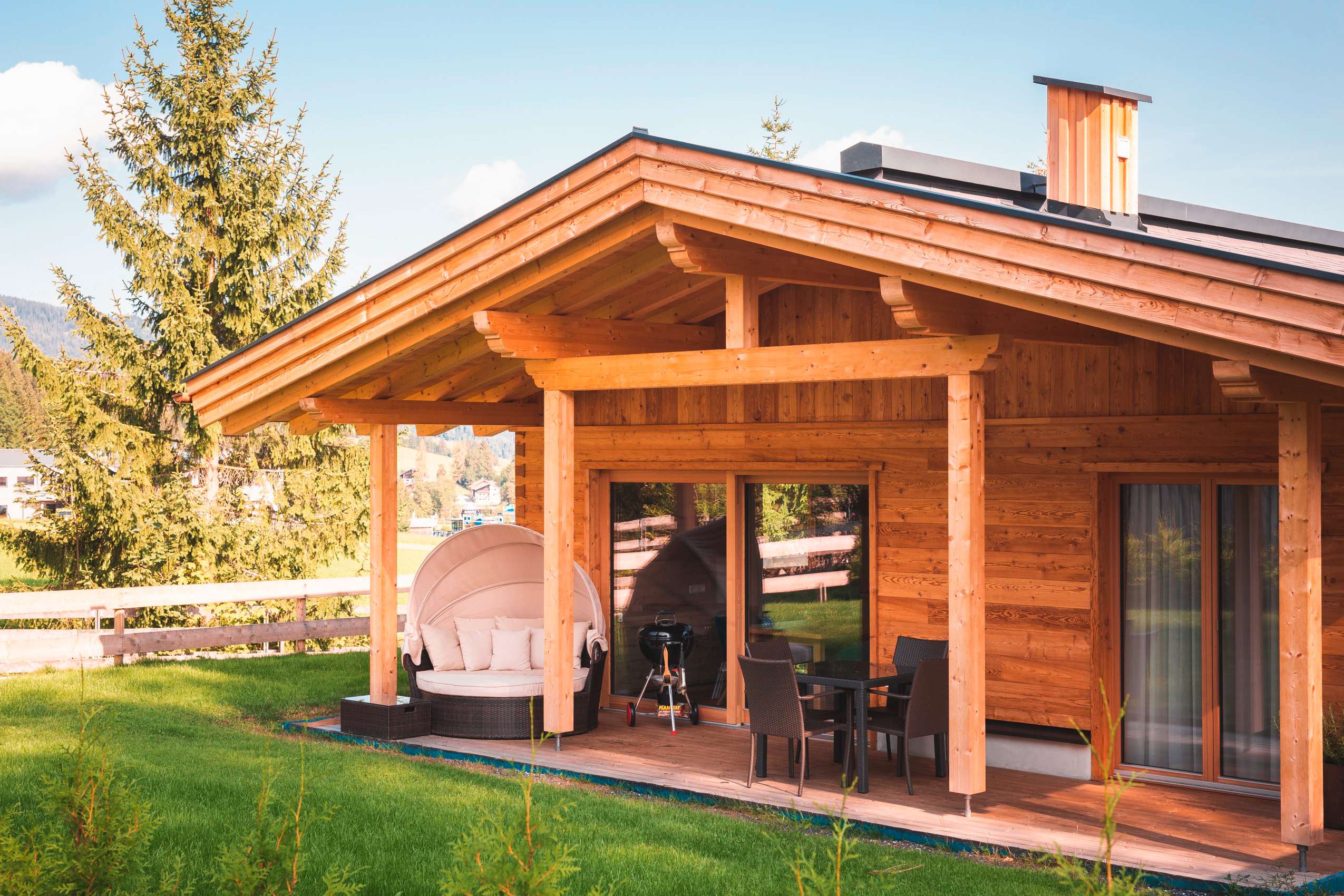 Blick auf die Chalet Terrasse mit Sitzmöbeln und Grill_ChavidaChalets