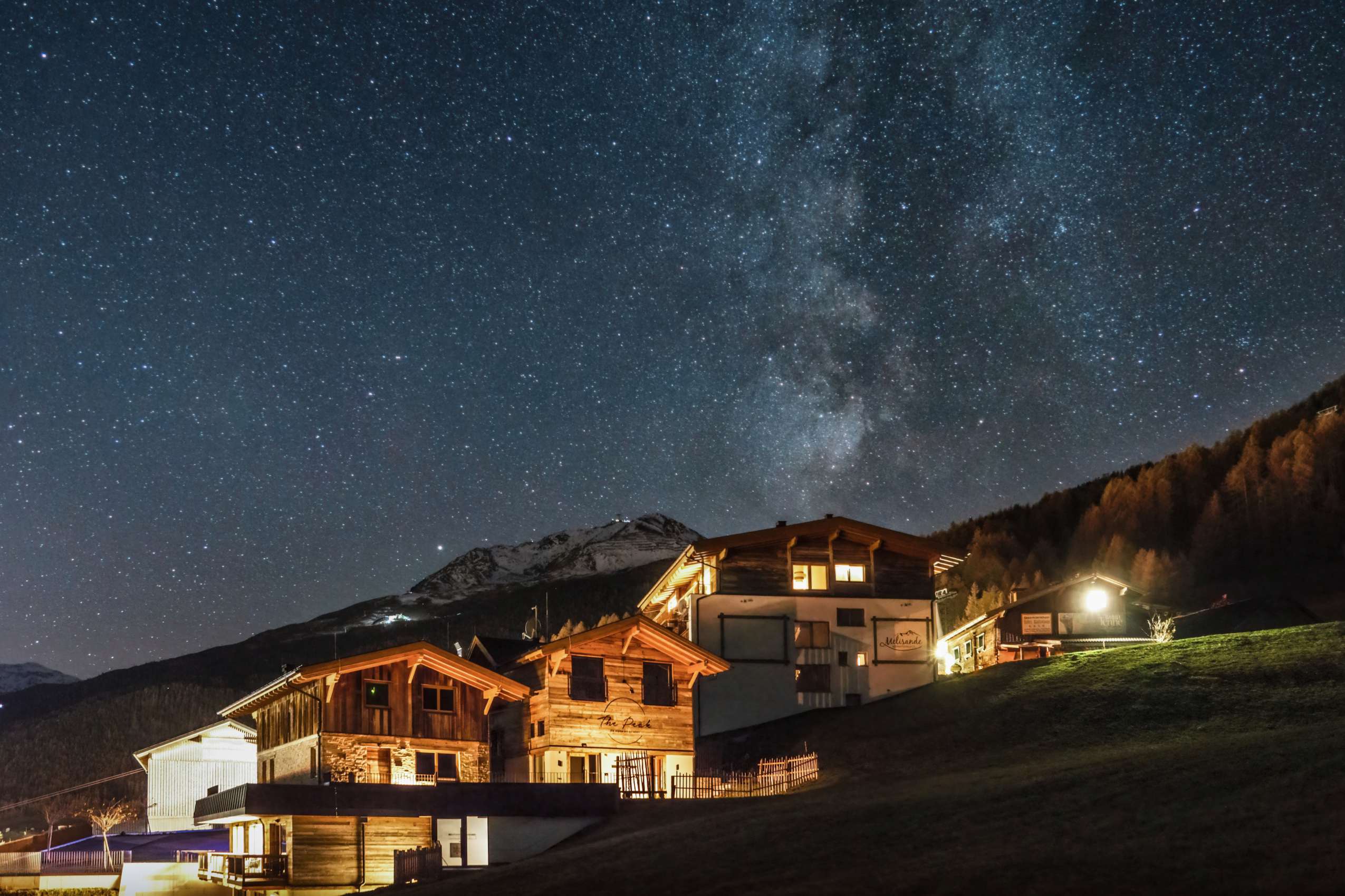 Ausblick auf die Chalets bei Nacht_ThePeakSölden