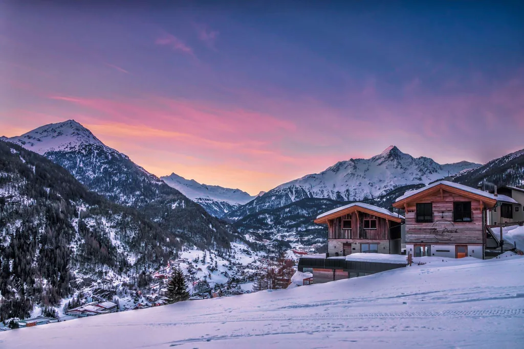 Ausblick auf die Unterkunft am Morgen mit Bergkulisse_ThePeakSölden