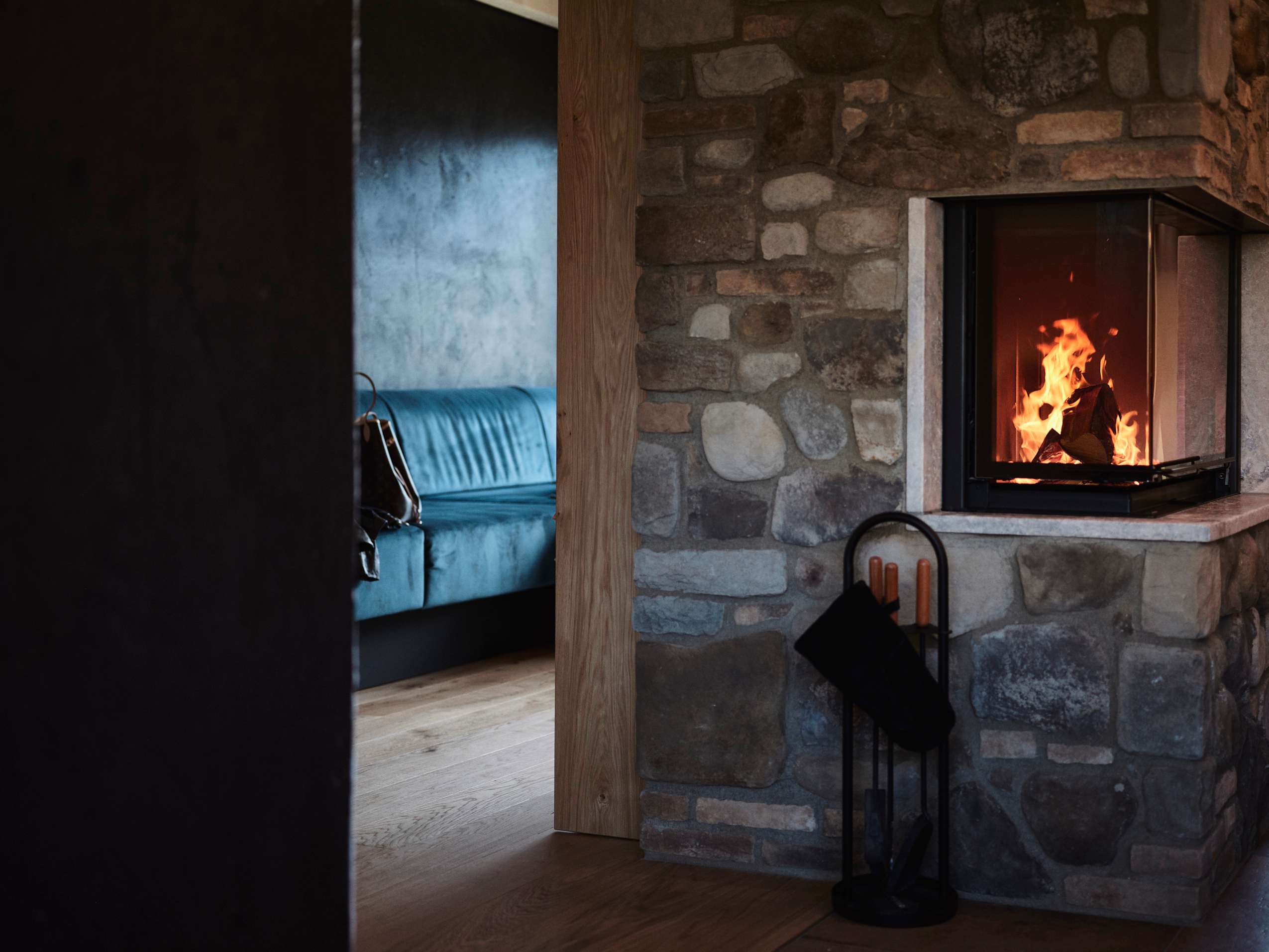 Wohnbereich mit Kamin im Chalet_Sonnenhang