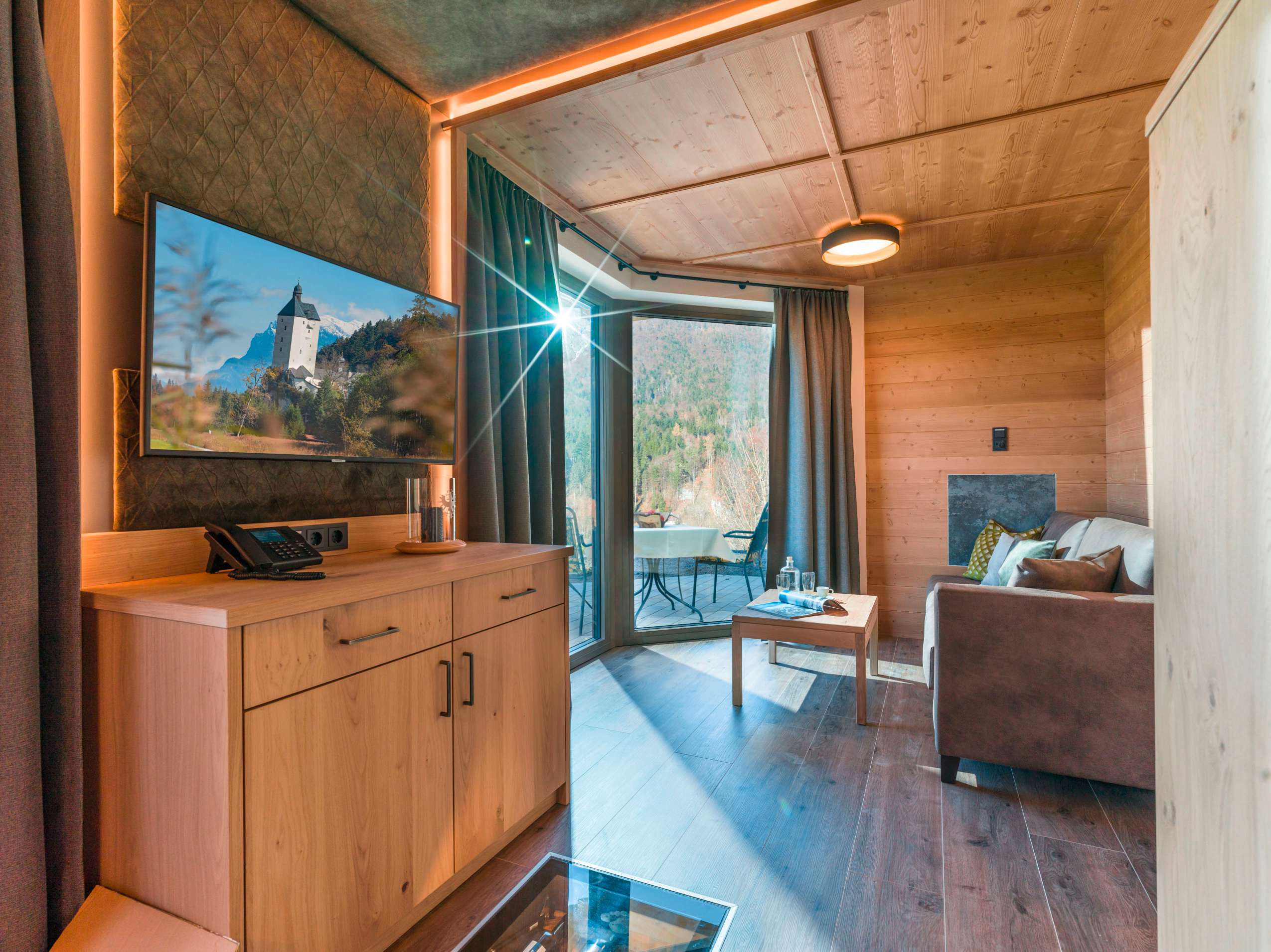 Wohnzimmer mit Couch und Fernseher_Mariasteinerhof