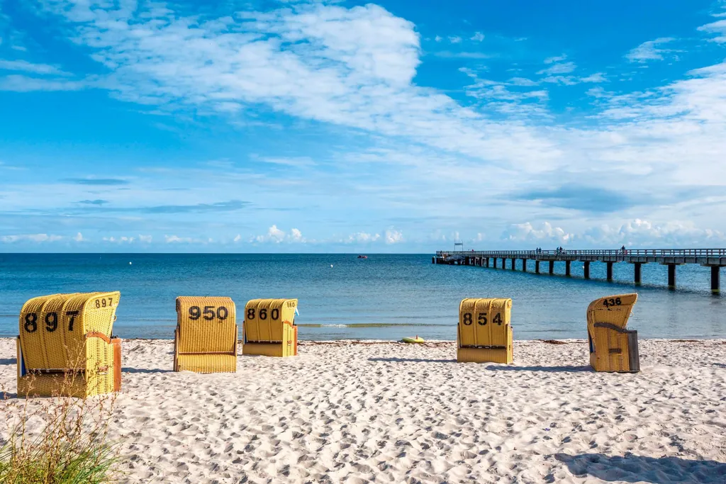 Blick auf den Schönberger Strand an der Ostsee mit Strandkörben und Seebrücke