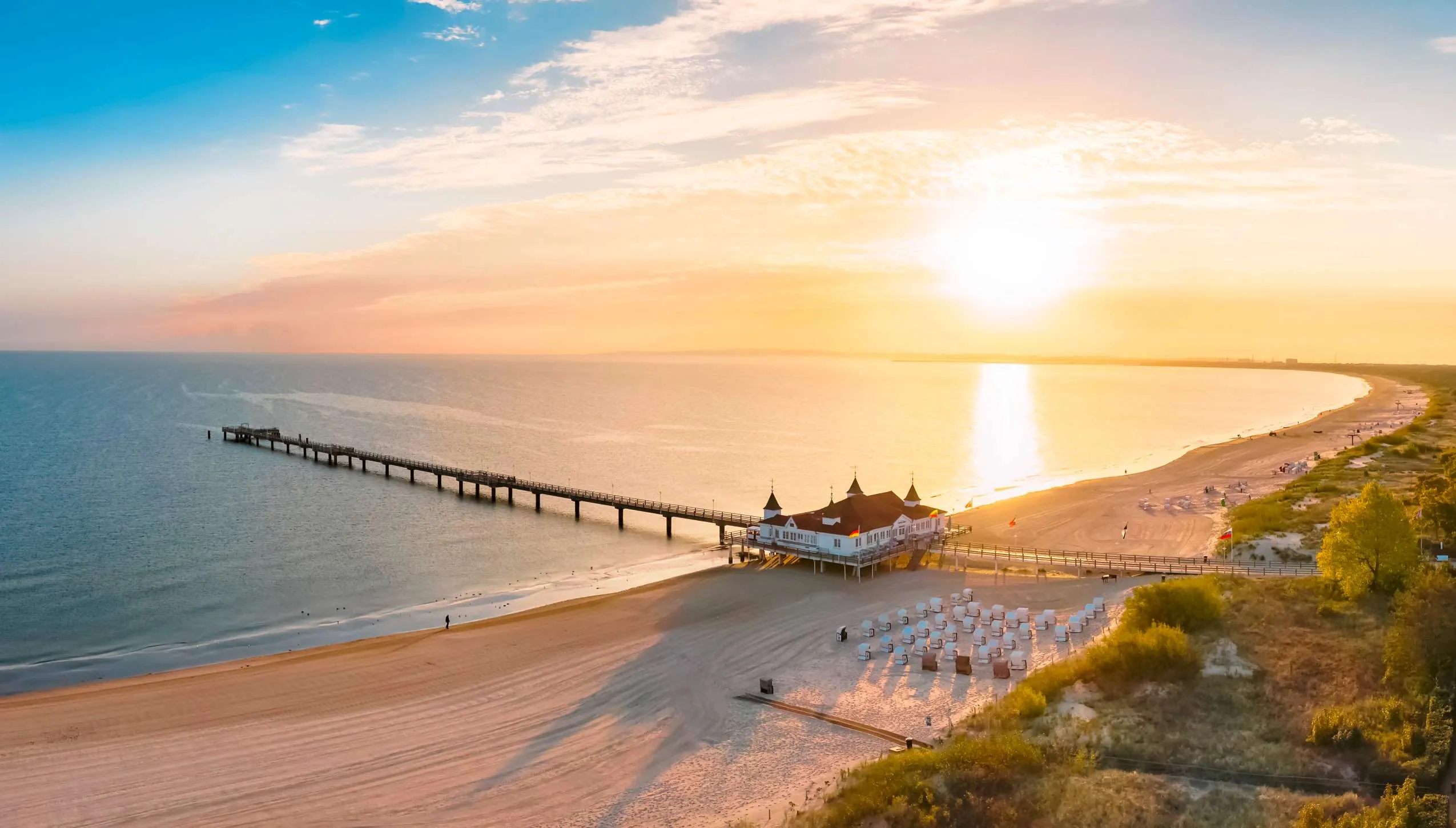 Blick auf ddie Küste des Seeheilbads Ahlbeck an der Ostsee im Sonnenuntergang mit Strand und Seebrücke