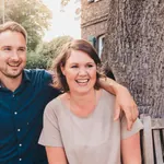 Katharina und Christopher Klump Arm in Arm im Hof