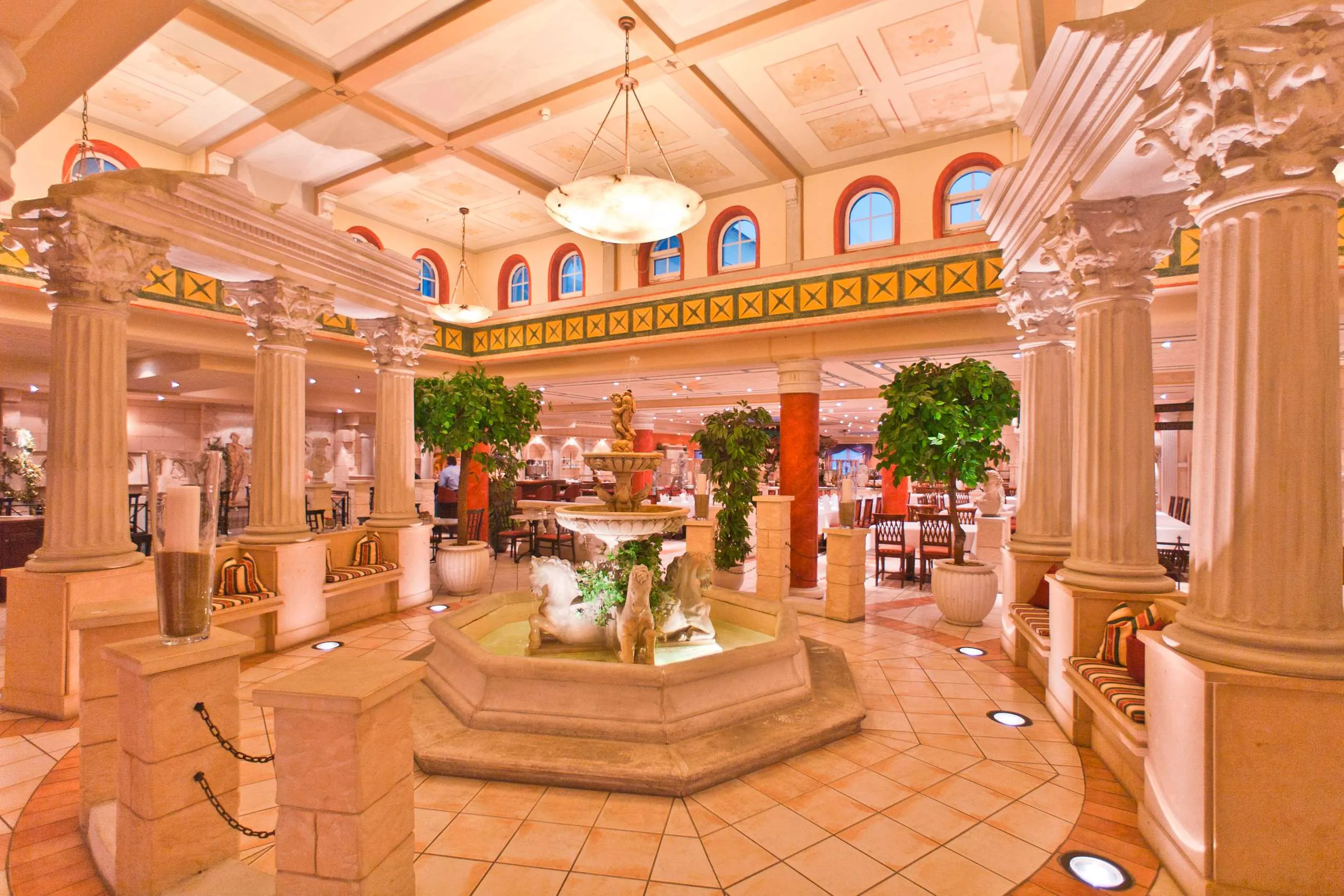 Restaurant "Forum" mit r&ouml;mischem Ambiente, S&auml;ulen und Springbrunnen im Dorint Marc Aurel Resort