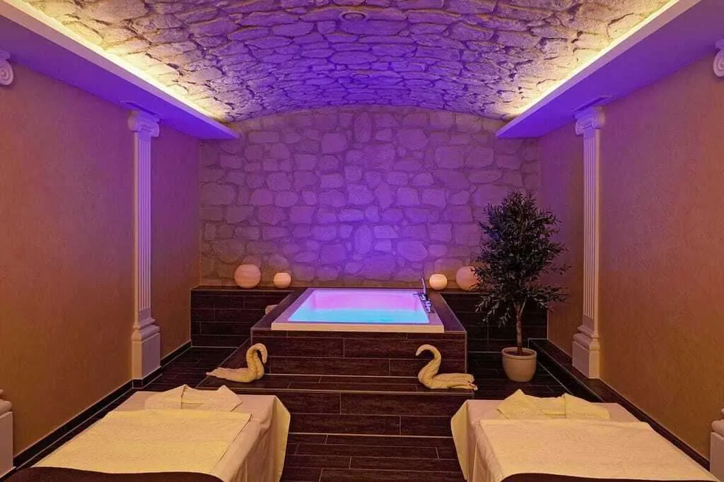 Spa Suite im Thermenhotel Dorint Marc Aurel Resort mit Liegen und Whirlpool