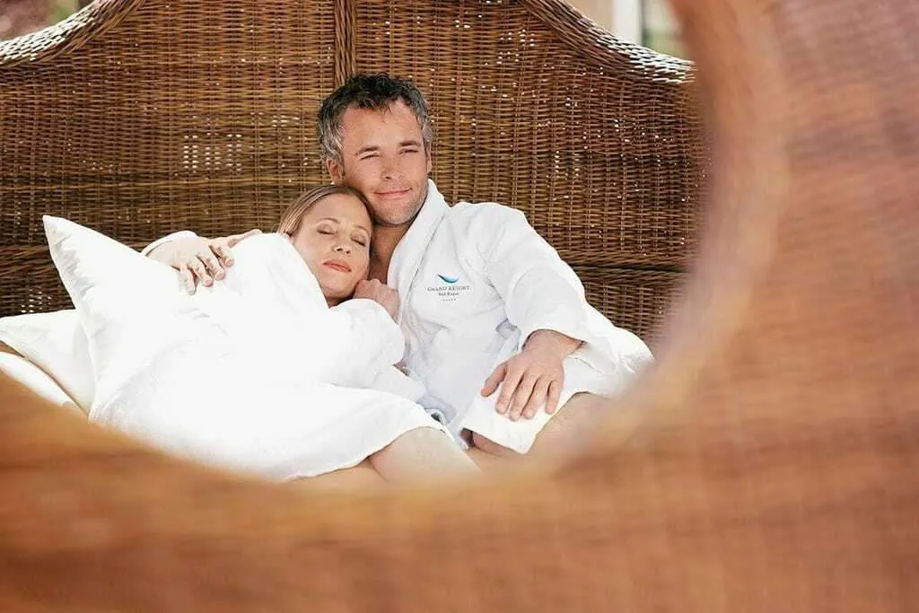 P&auml;rchen ruht sich in Korbliegen im Thermenhotel Grand Resort Bad Ragaz aus