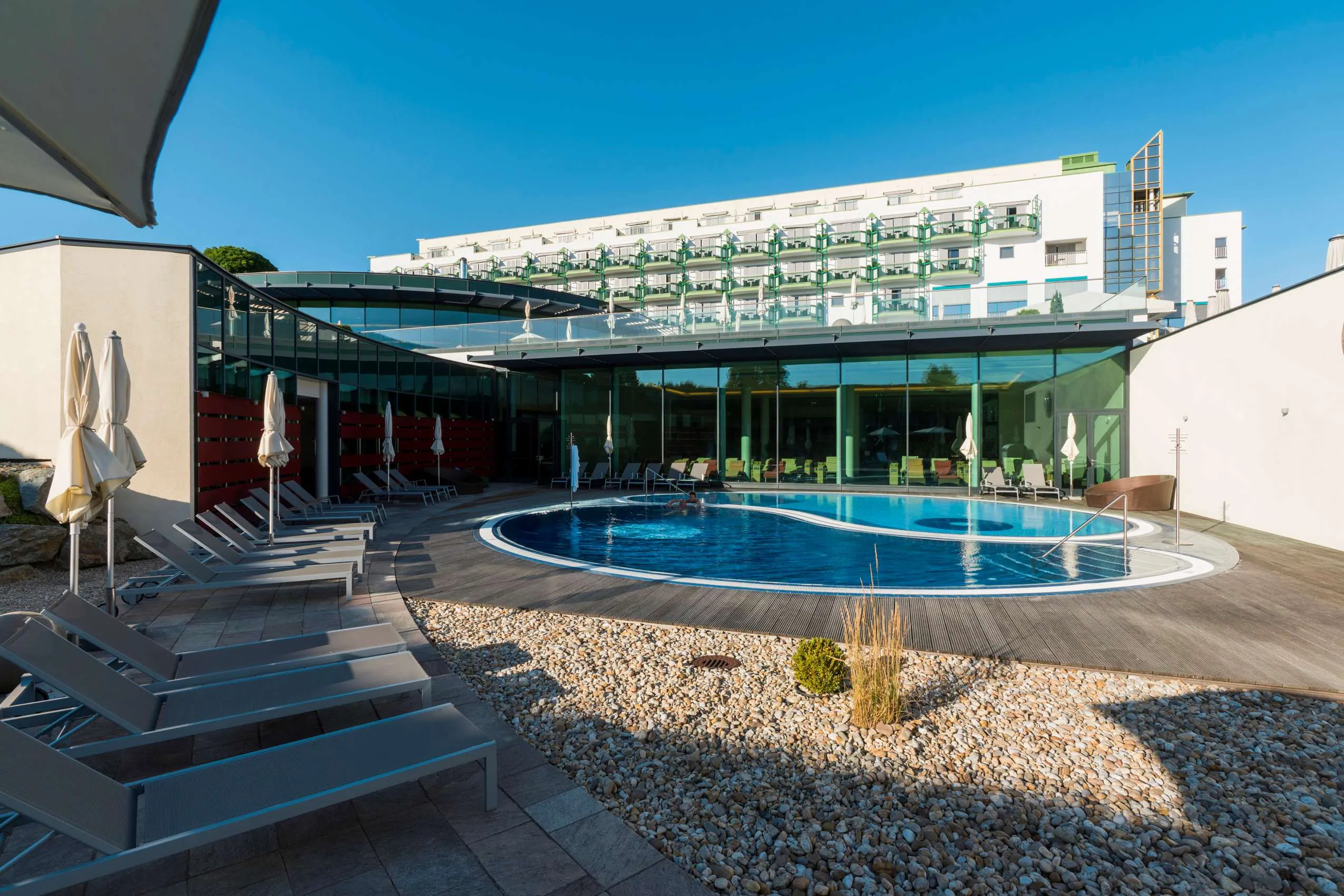 Blick auf den Thermalwasser-Pool in Yin-Yang-Form des Thermenhotels Reiters Supreme