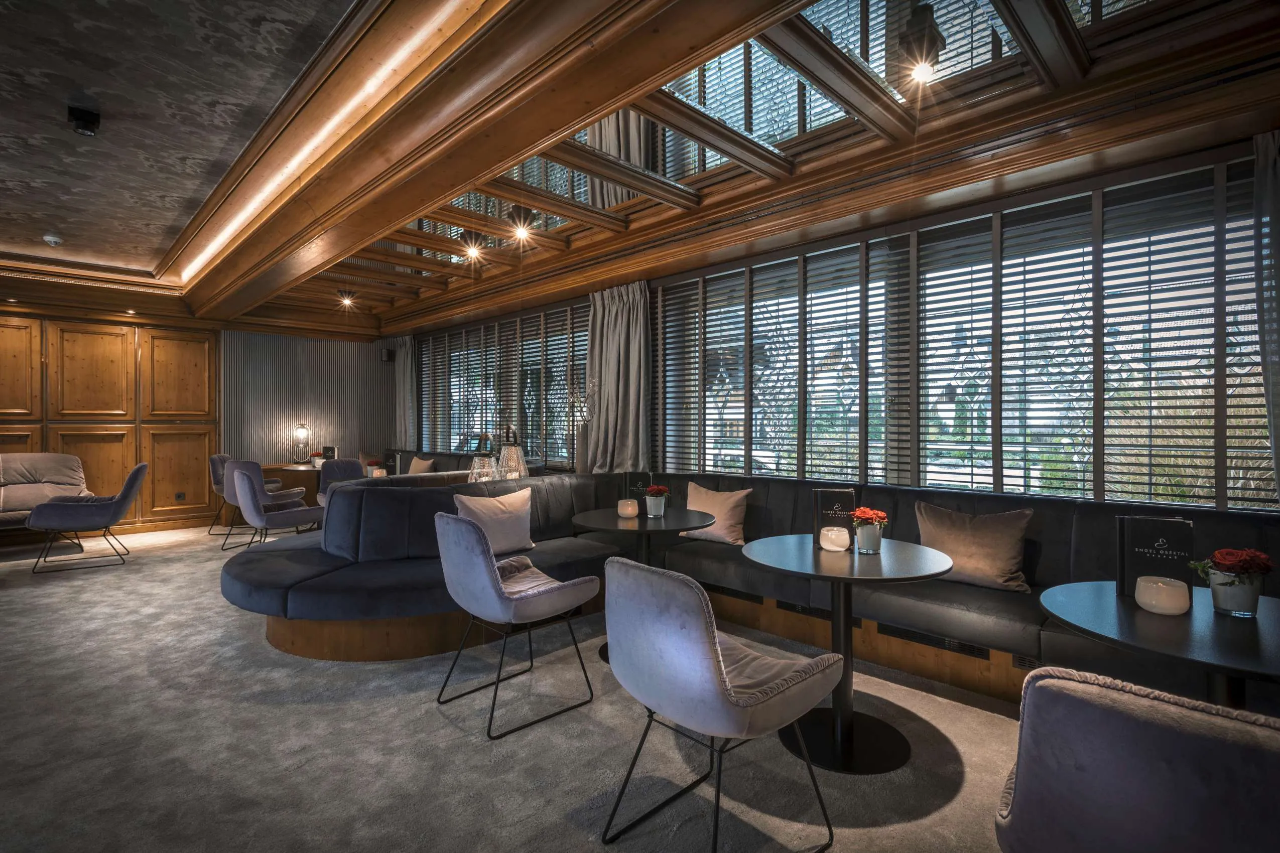 Restaurant mit grauen Sesseln un Blick nach drau&szlig;en im Wellnesshotel Engel Obertal