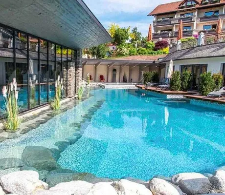 Naturteich mit Schilfgras im Wellnesshotel Heselbacher Hof im Schwarzwald