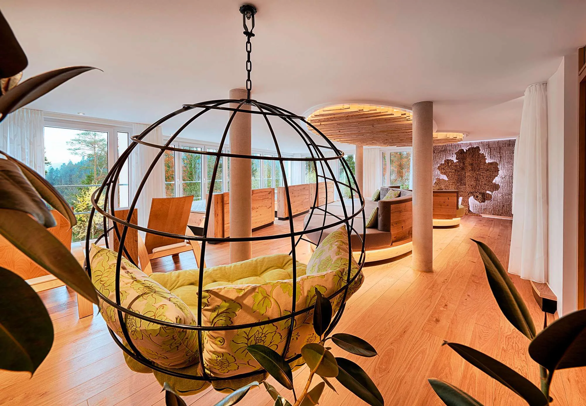 H&auml;ngesessel und Liegen im Spa-Bereich des Wellnesshotels Berlins KroneLamm