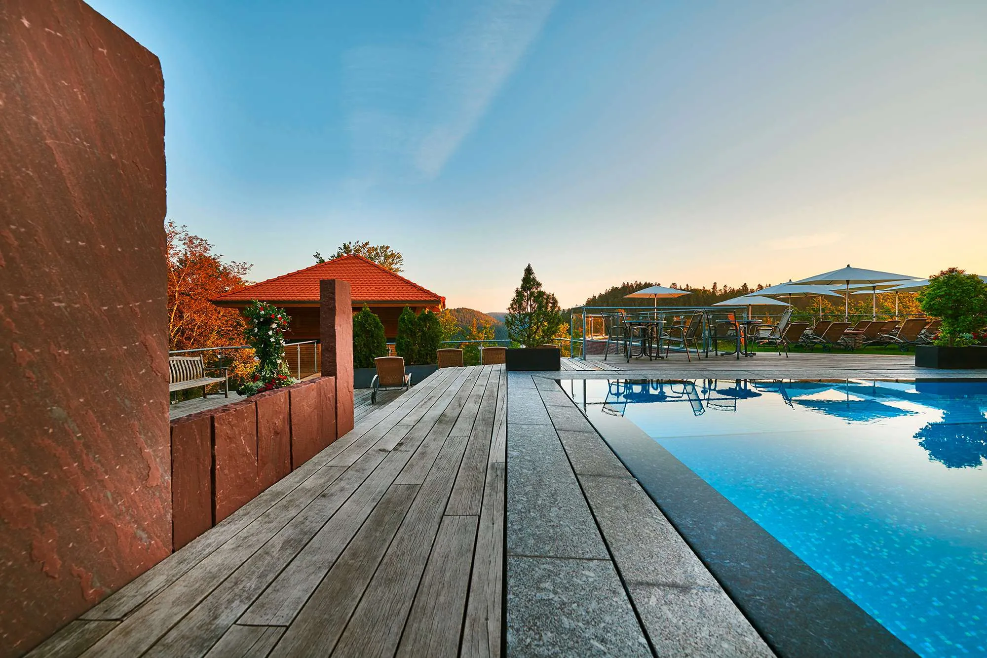 Ausblick aus dem Infinity-Pool des Wellnesshotels Berlins KroneLamm auf den umgebenden Schwarzwald und die Terrasse