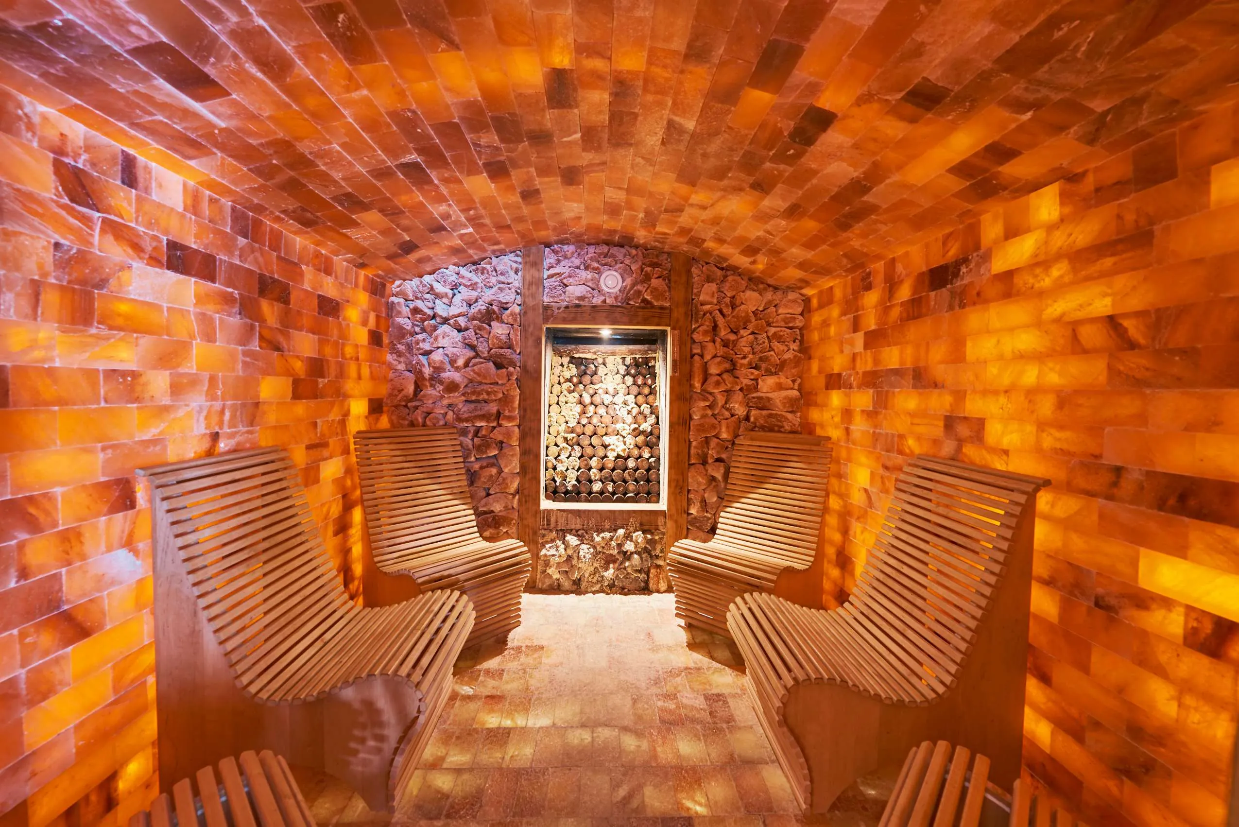 Kleine Sauna mit Sitzb&auml;nken im Wellnesshotel Heselbacher Hof