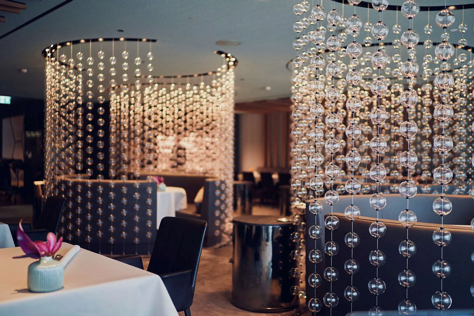 Gourmetrestaurant des Wellnesshotels &Ouml;schberghof mit gl&auml;sernem Vorhang um die Tische