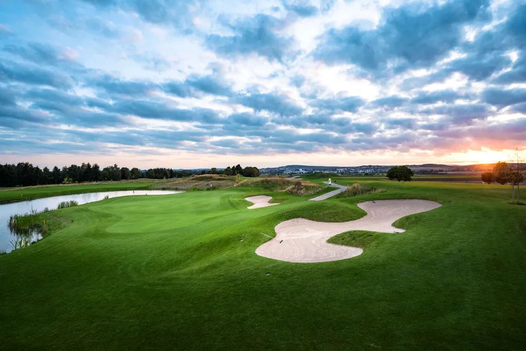 Golfplatz des &Ouml;schberghofs mit Blick auf die umgebende Landschaft
