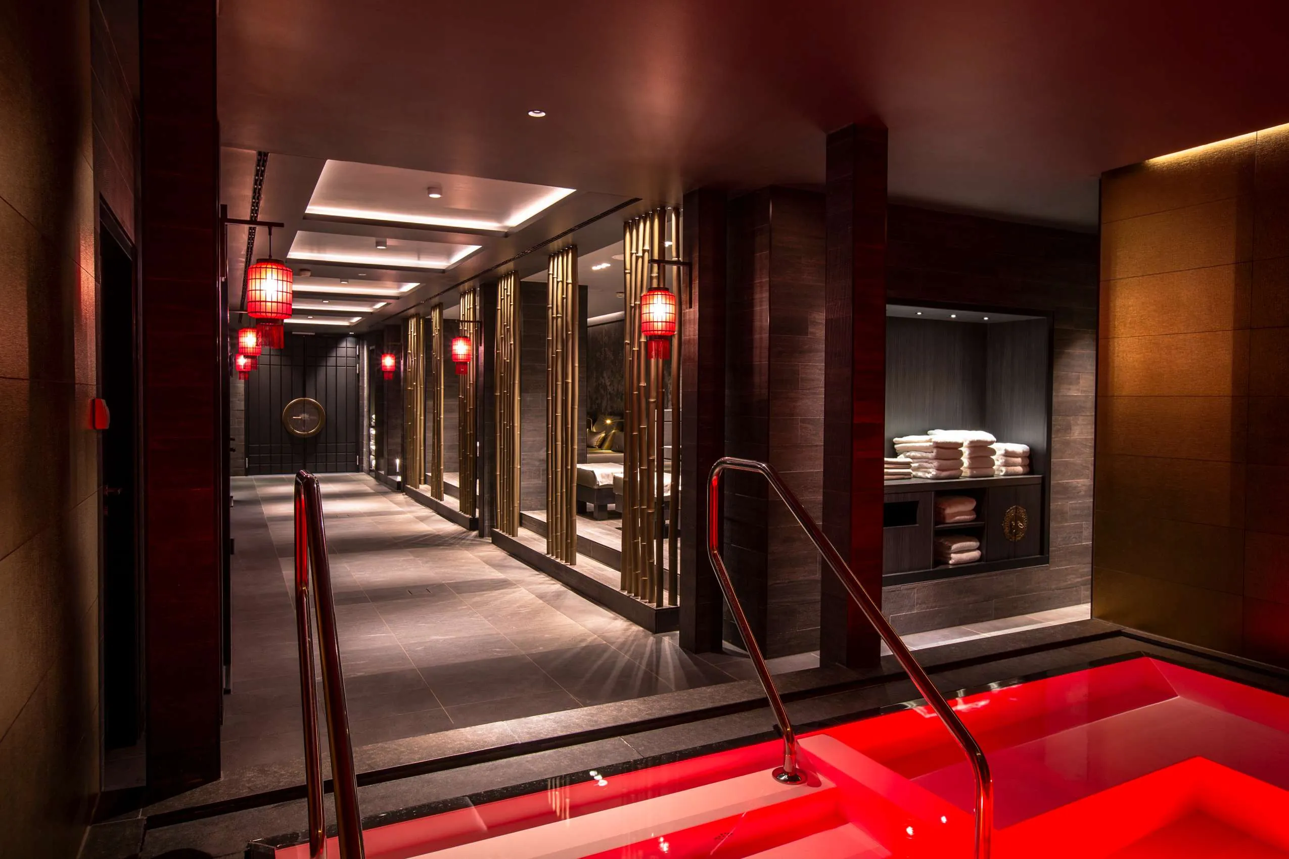 Fernöstlich eingerichteter Asia-Spa mit rot beleuchtetem Becken im Resort Der Öschberghof im Schwarzwald