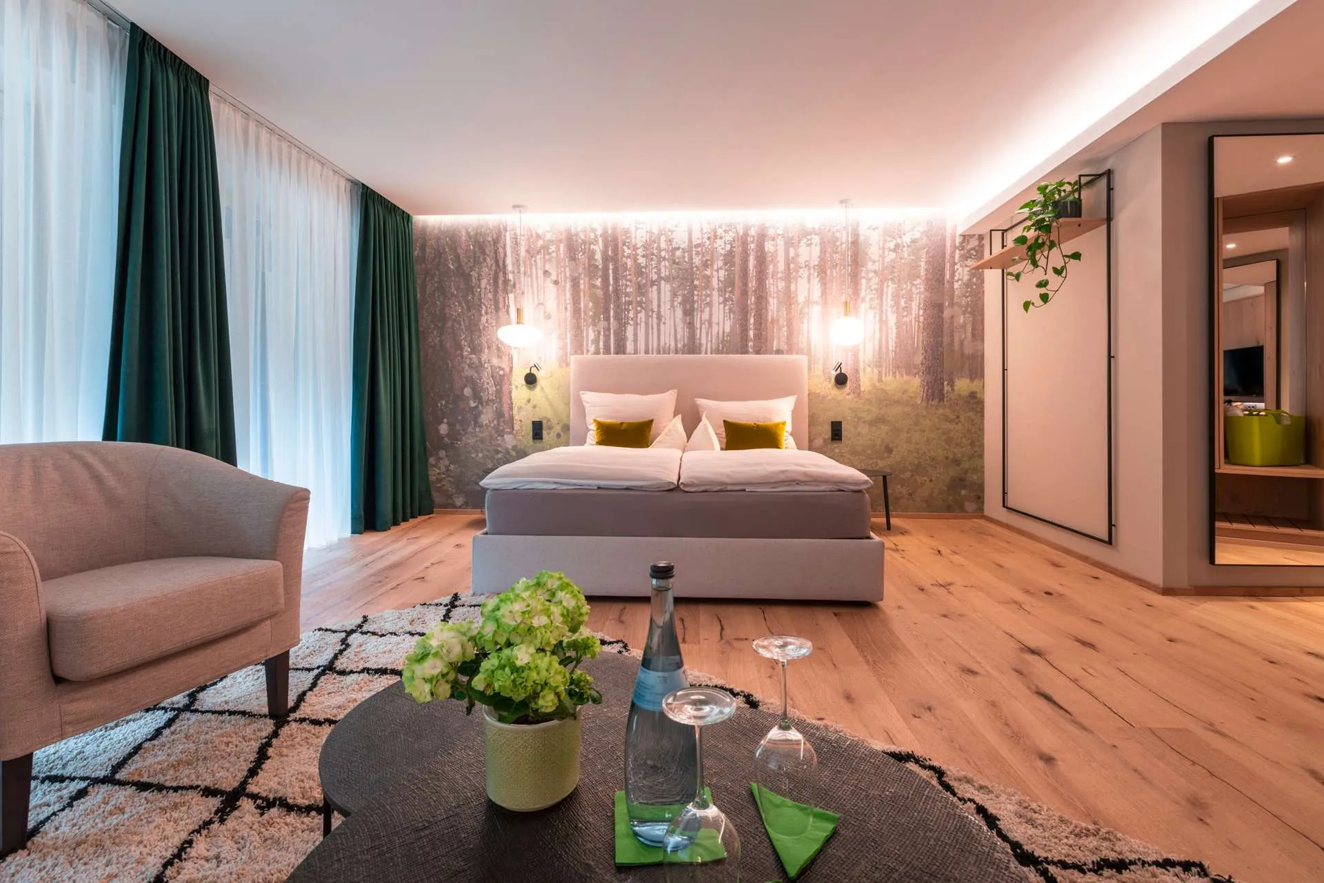 Modernes Doppelzimmer mit Wald-Tapete im Wellnesshotel Sackmann