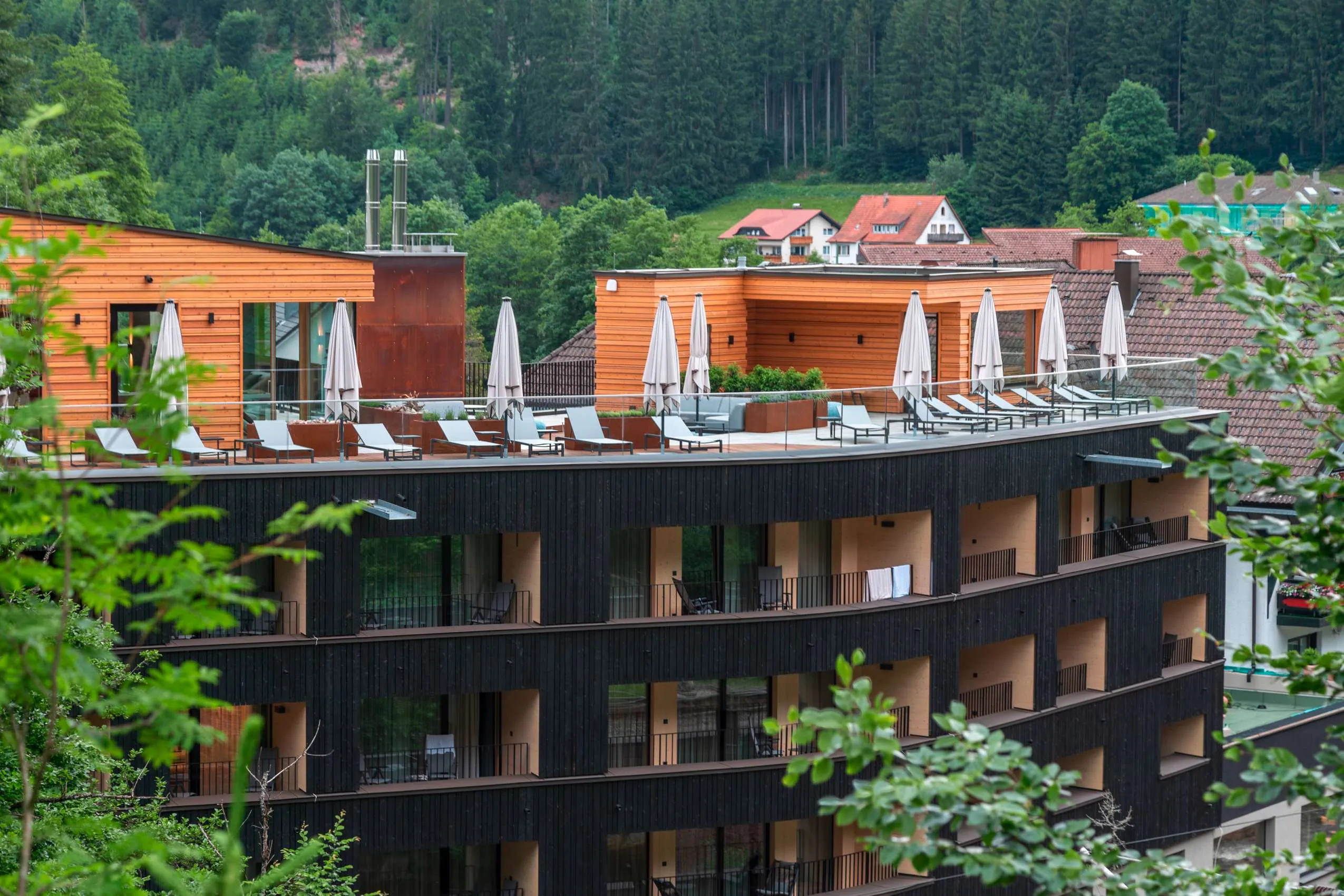 Au&szlig;enansicht auf das Wellnesshotel Sackmann im Schwarzwald mit Dachterrasse