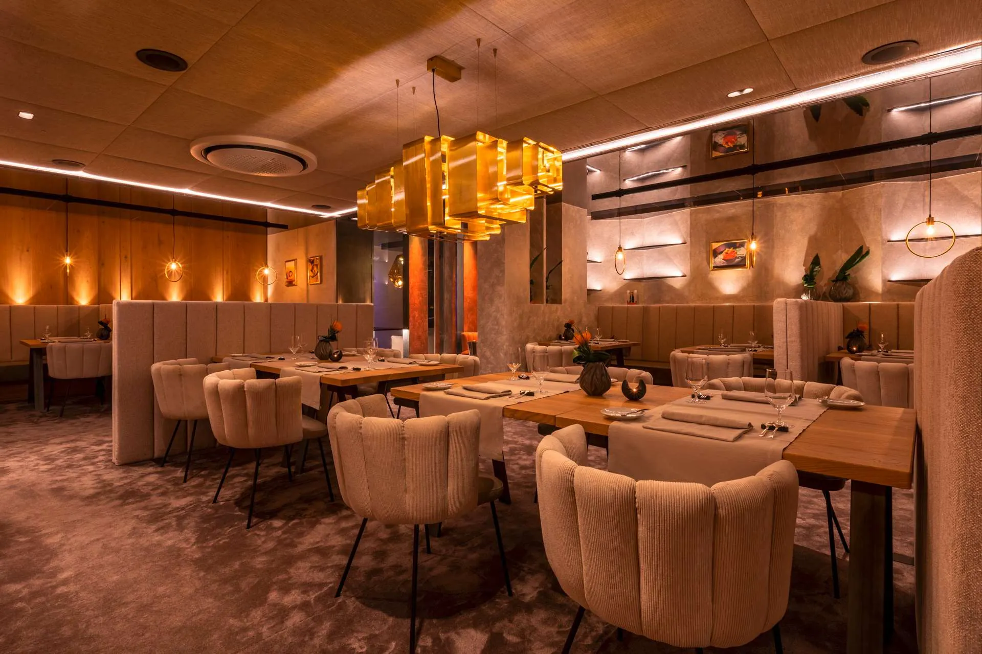 Modernes Essensbereich mit Sesseln und eingedeckten Tischen im Wellnesshotel Sackmann