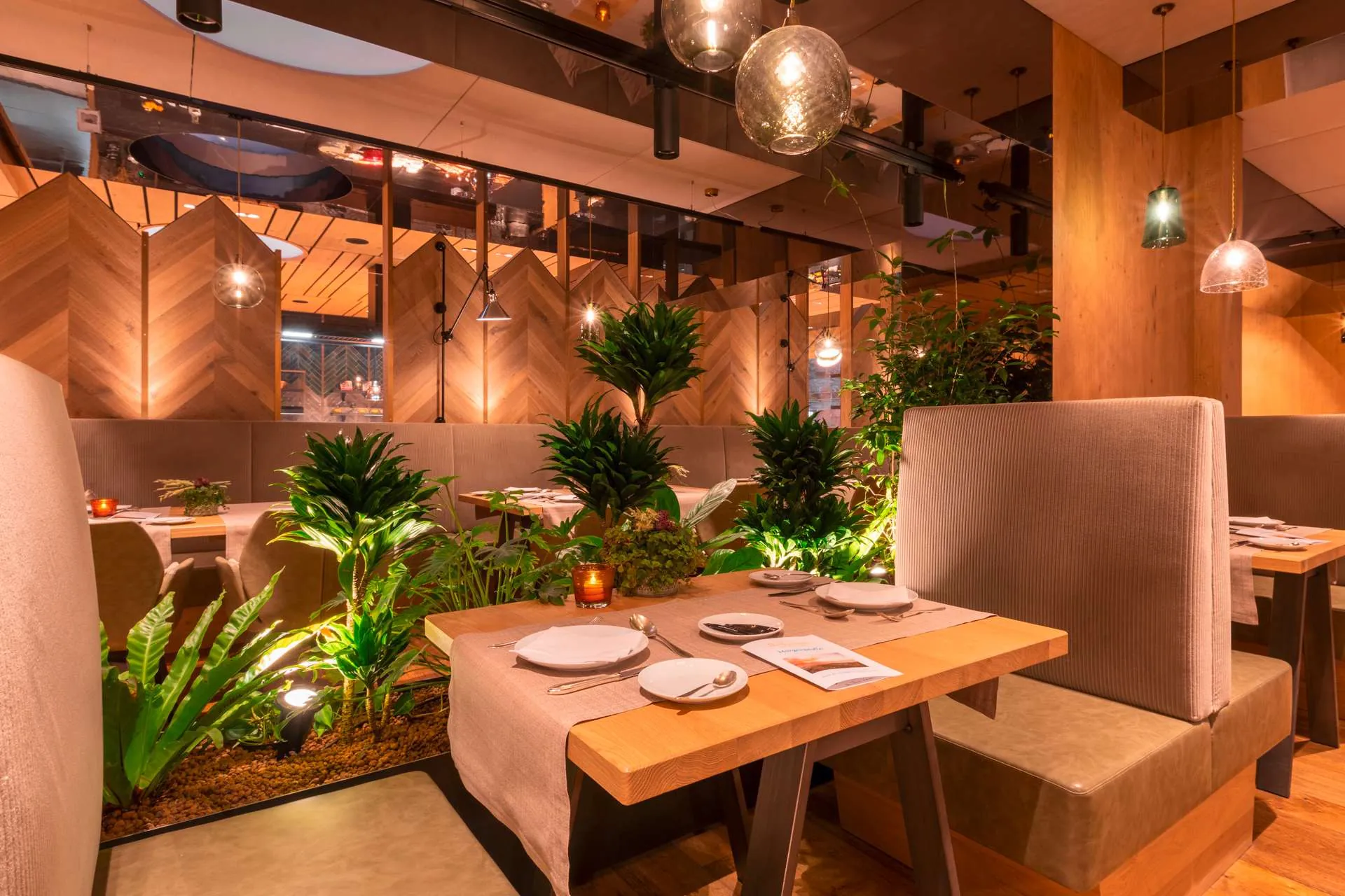 Moderner Essensbereich mit vielen Pflanzen im Wellnesshotel Sackmann