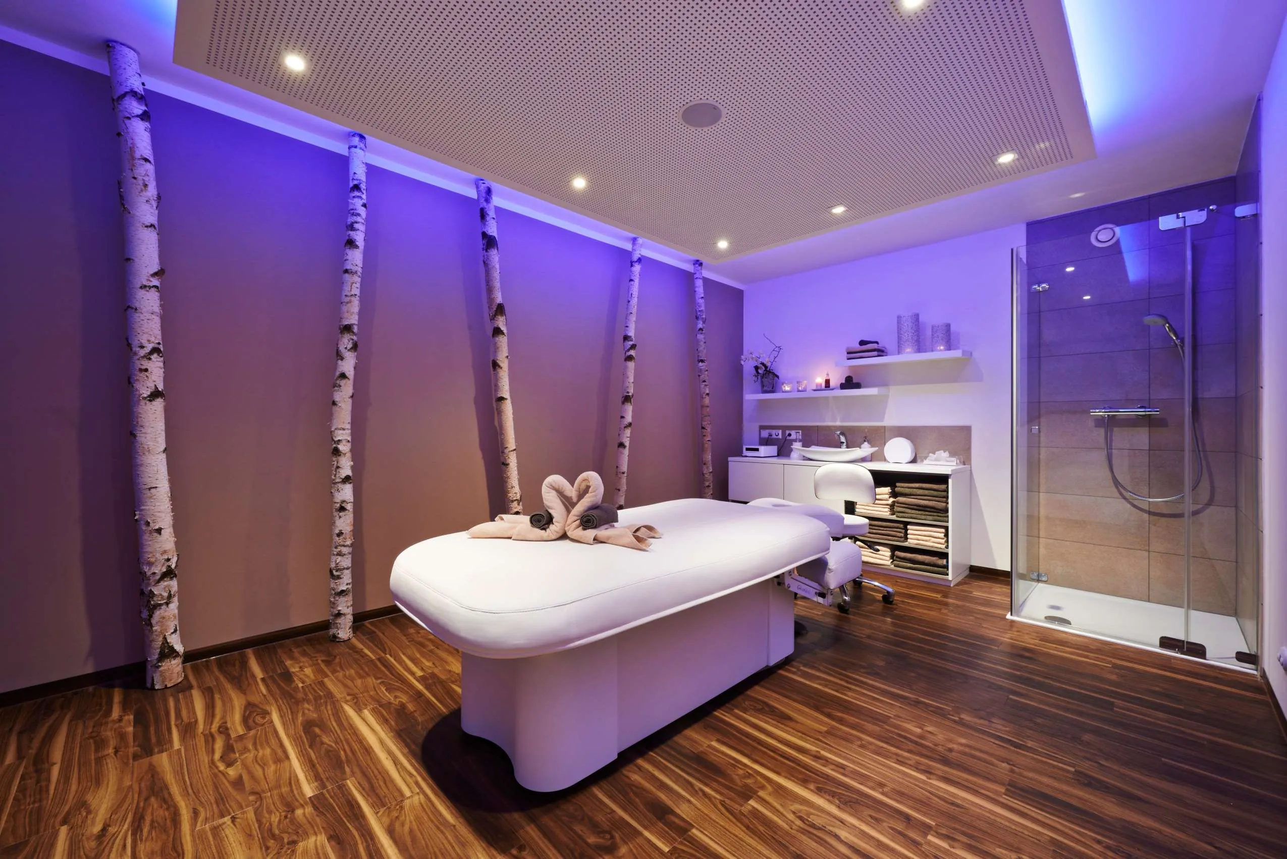 Behandlungsraum mit Beleuchtung und Dusche im Hotel Kreuz Post