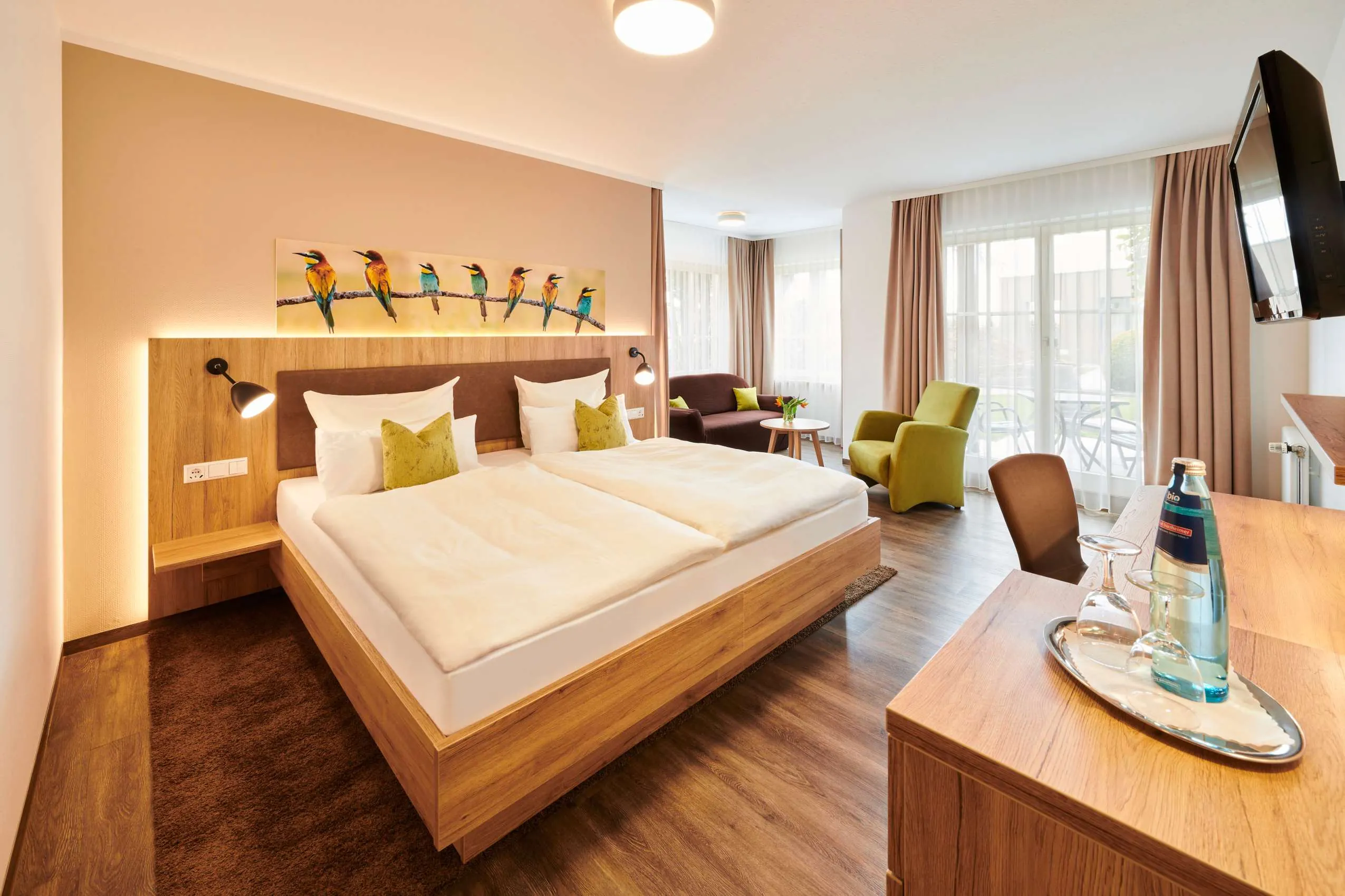 Premium-Zimmer mit modernen M&ouml;beln im Hotel Kreuz Post