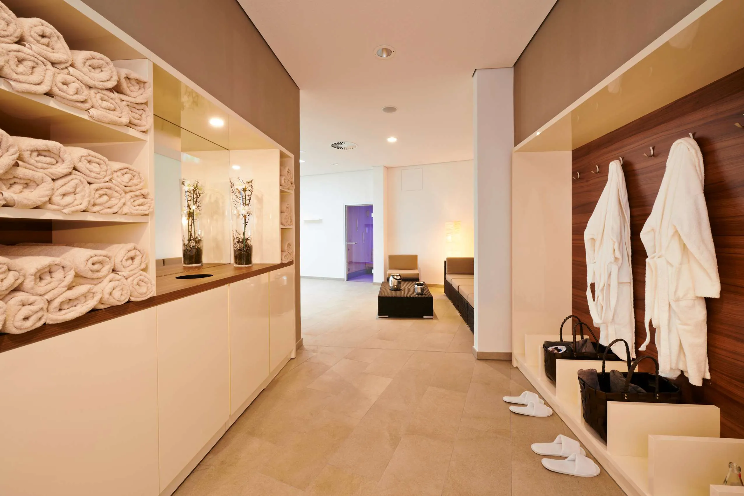 Gang zum Wellnessbereich mit Handtuchf&auml;chern und Badem&auml;nteln des Hotels Kreuz-Post