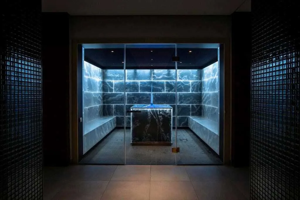 Blau beleuchtetes Dampfbad im Resort Der &Ouml;schberghof im Schwarzwald