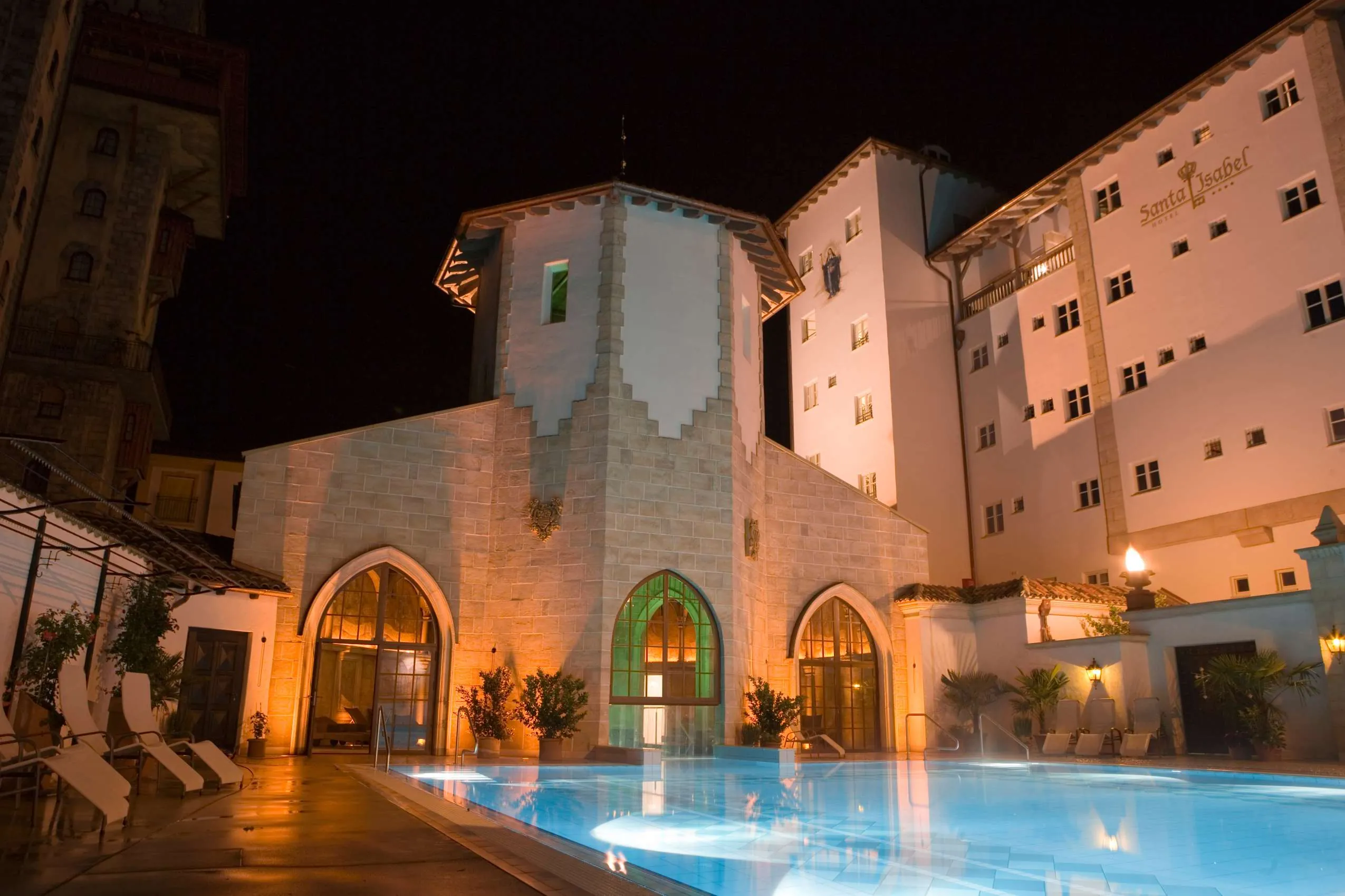 Au&szlig;enansicht auf das Wellnesshotel Santa Isabel mit Pool