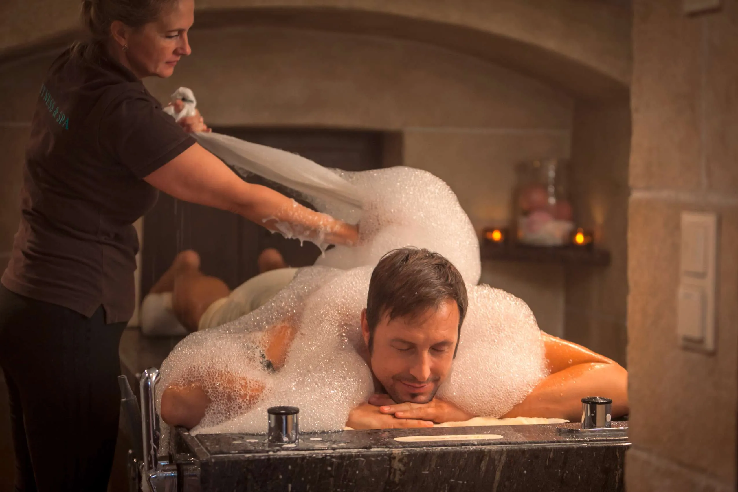 Mann erh&auml;lt Hamam-Wellnessbehandlung im Hotel Santa Isabel