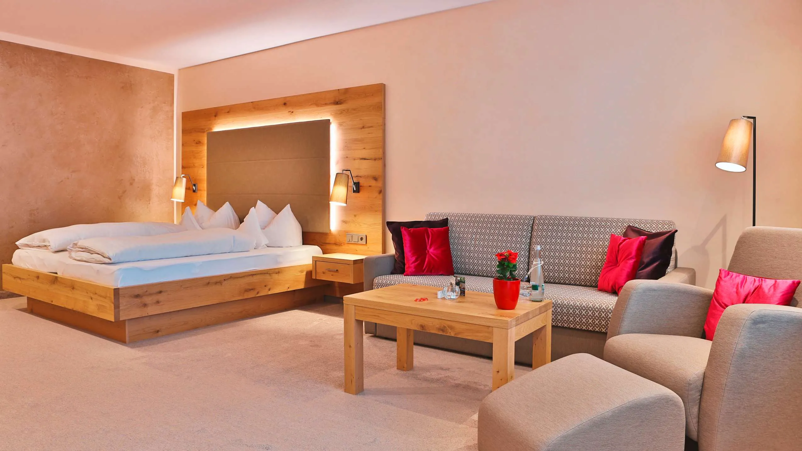 Gro&szlig;z&uuml;giges Doppelzimmer mit beleuchtetem Kopfende am Bett im Wellnesshotel Waldblick Kniebis