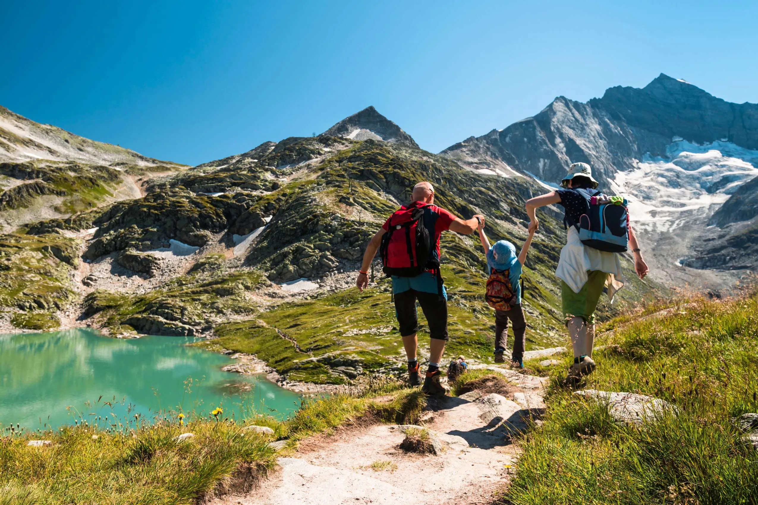 Junge Familie beim Wandern in den österreichischen Bergen